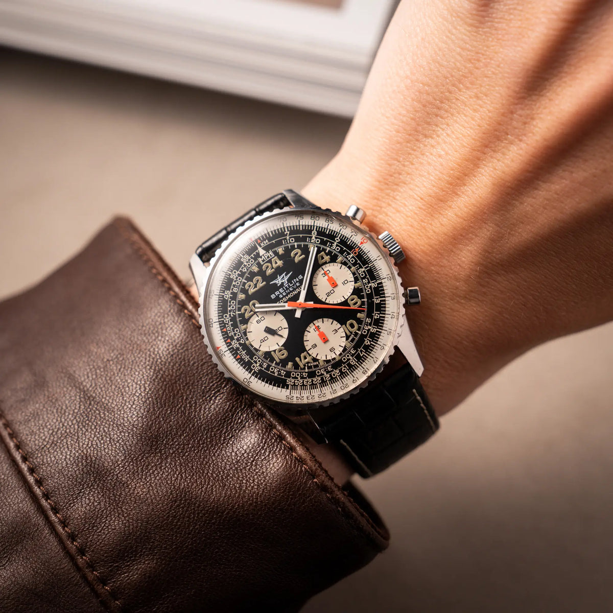 Wristshot mit dem Vintage Chronographen Navitimer Cosmonaute von Breitling aus Ende der 60er Jahre