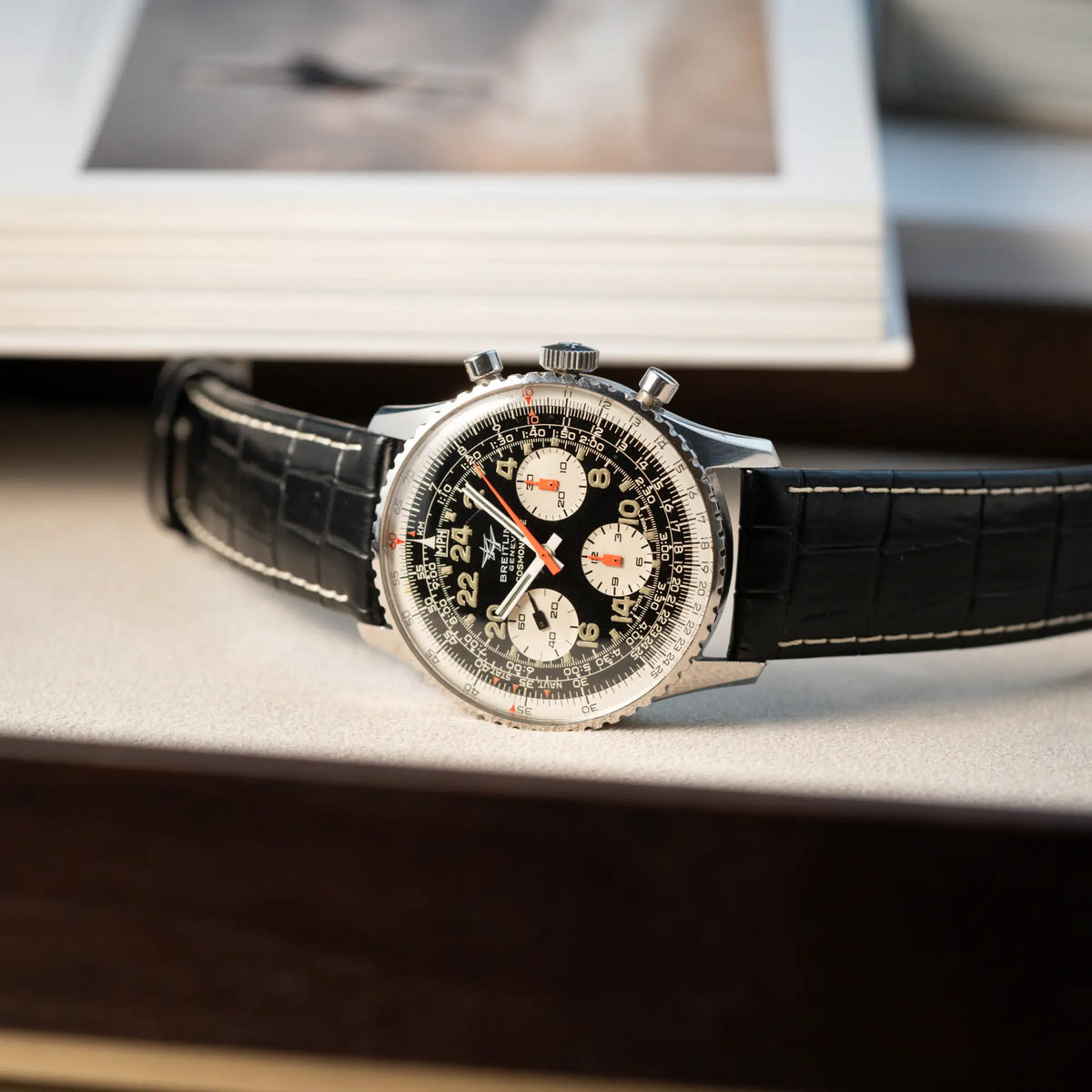 Produktfotografie des Vintage Chronographen Navitimer Cosmonaute von Breitling aus Ende der 60er Jahre während die Uhr auf einem Juwelierstablet liegt