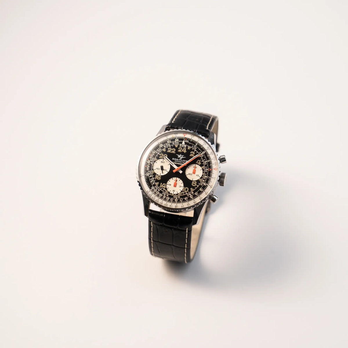 Leicht schräge Ansicht des Vintage Chronographen Navitimer Cosmonaute von Breitling aus Ende der 60er Jahre