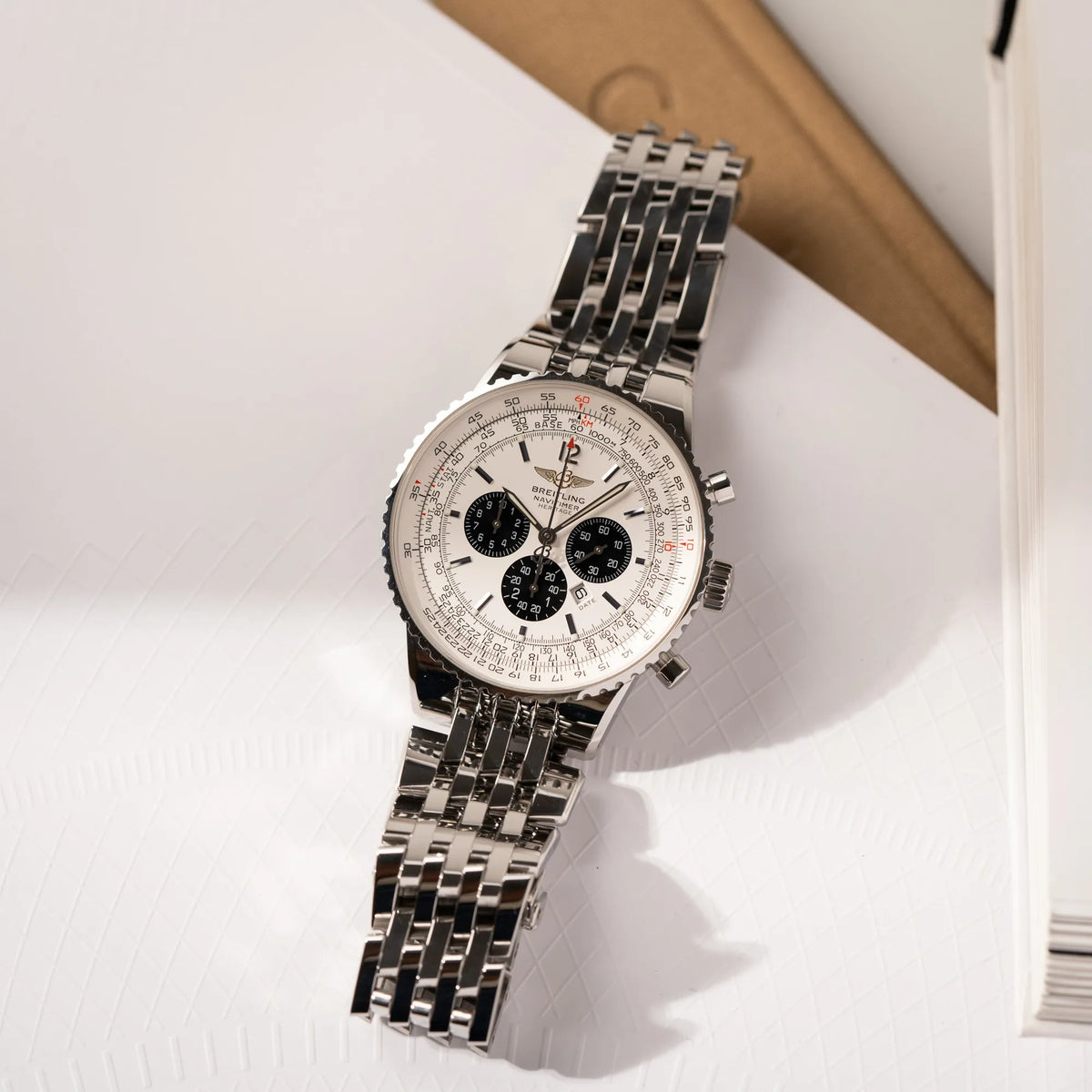 Breitling Navitimer Heritage 43 der Referenz A35340 mit dem Panda-Zifferblatt am Breitling-Stahl-Armband