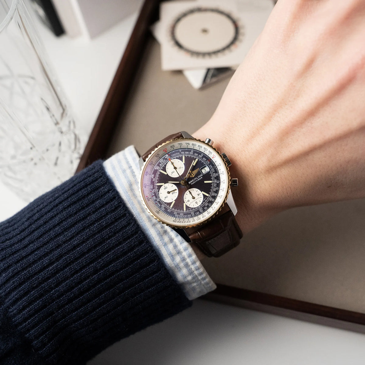 Mann trägt den Breitling Old Navitimers mit Stahl-Gold-Gehäuse am braunen Lederband an seinem Handgelenk