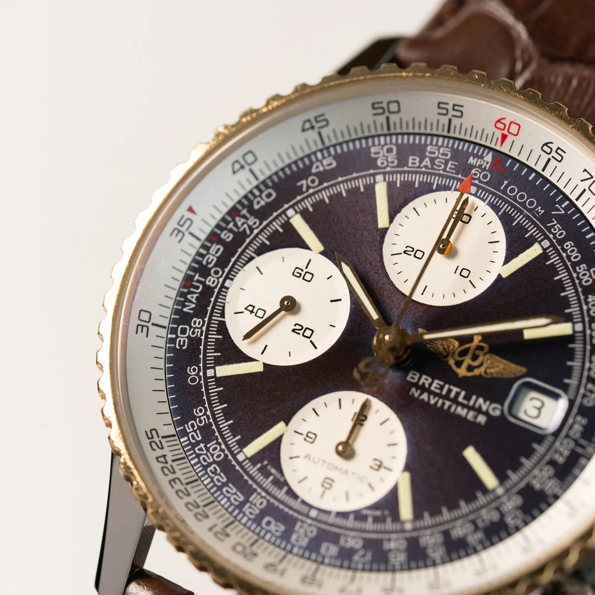 Makroaufnahme des Breitling Old Navitimers mit Stahl-Gold-Gehäuse am braunen Lederband