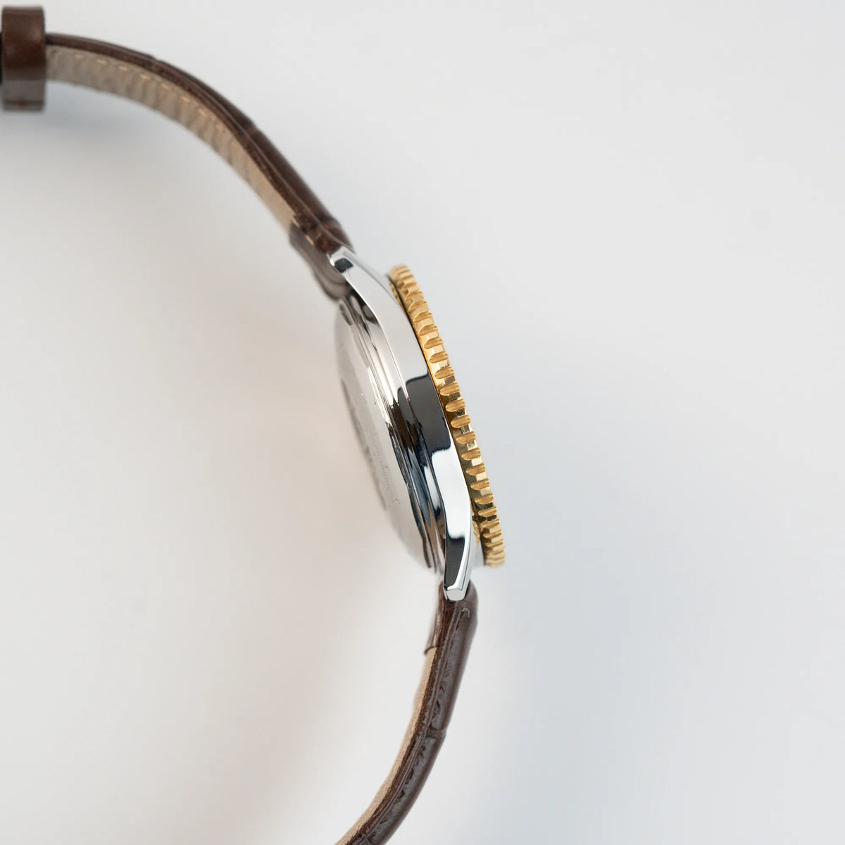 Seitliches Gehäuse des Breitling Old Navitimers mit Stahl-Gold-Gehäuse am braunen Lederband