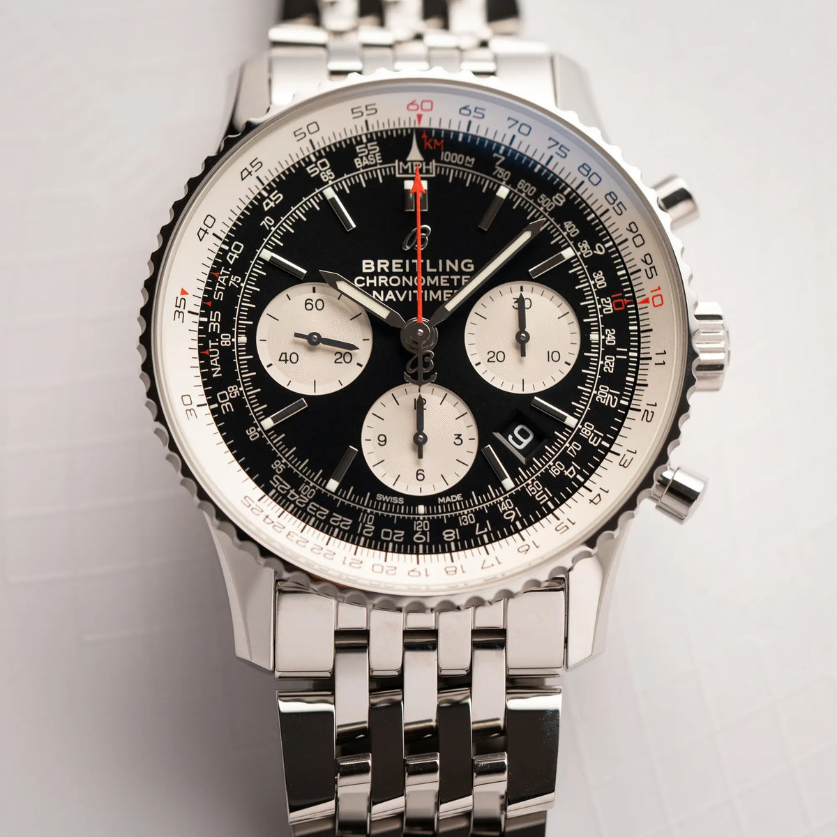 Gehäusekopf der Wristshot mit der Breitling Navitimer B01 Chronograph der Referenz AB0121211B1A1 mit Reverse-Panda Zifferblatt in schwarz mit weißen Hilfszifferblätter