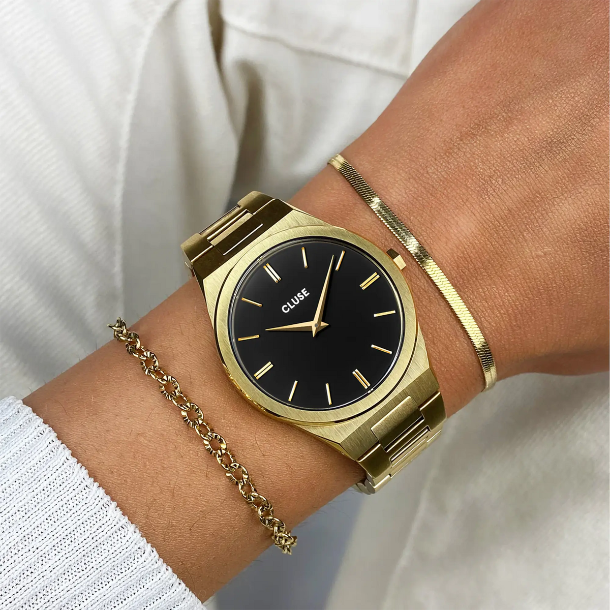 Wristshot mit der goldfarbenen Cluse Damenuhr Vigoureux CW101210007 mit schwarzem Zifferblatt und am Gehäuse integrierten, goldfarbenem Armband