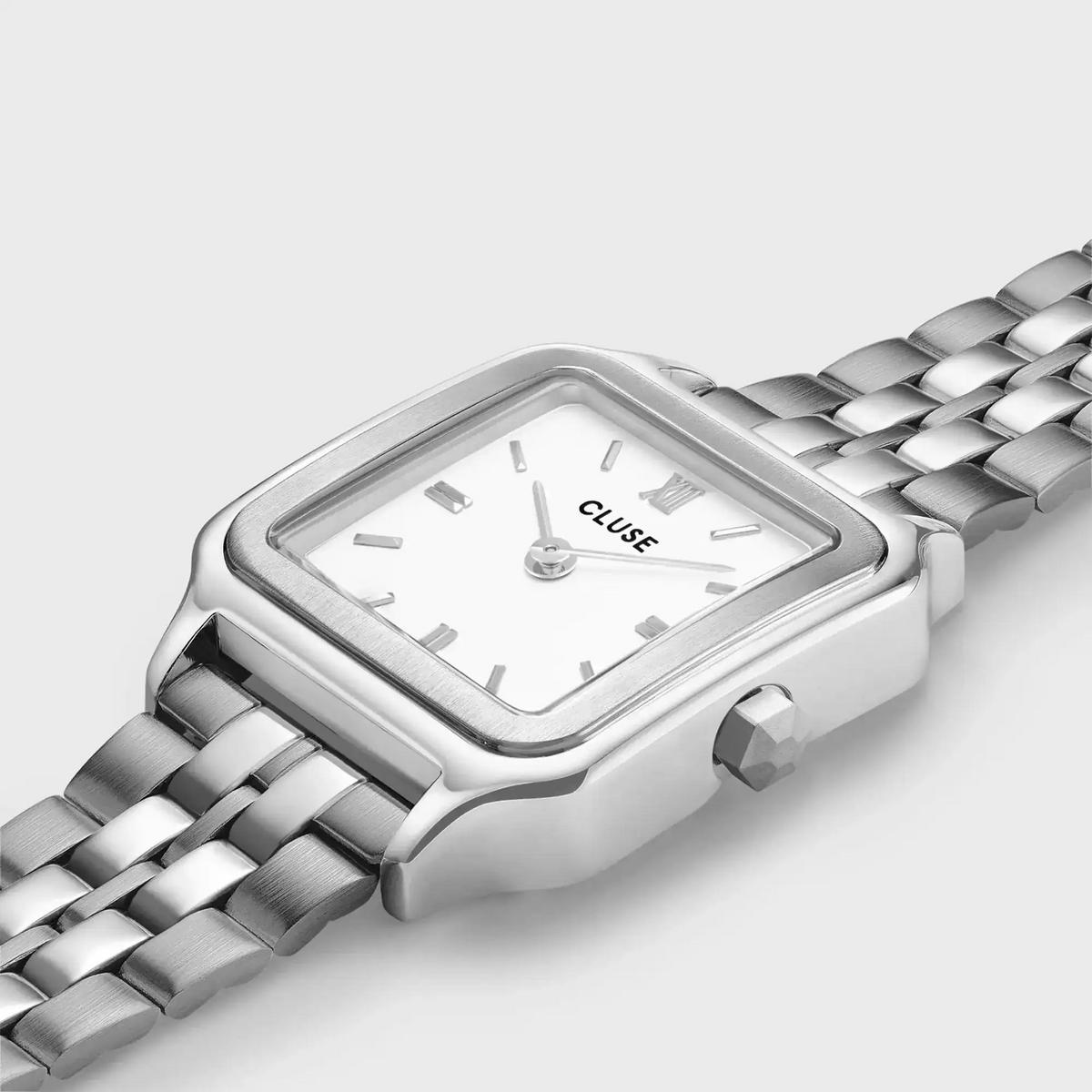 Detailansicht der silberfarbenen Cluse Damenuhr Gracieuse Petite CW11817 mit weißem Zifferblatt in quadratischem Uhrengehäuse an einem silberfarbenem Edelstahl-Armband