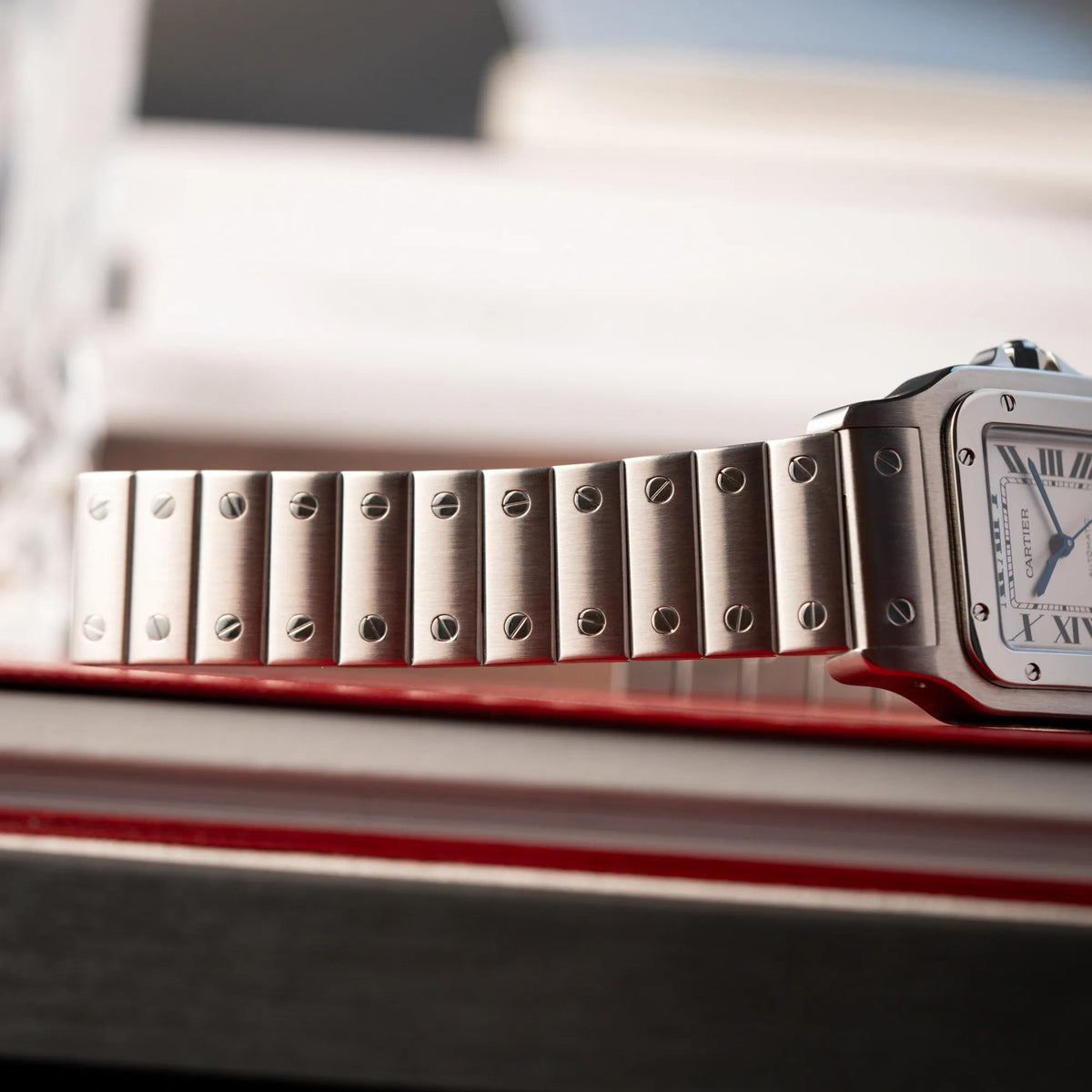 Produktfotografie der Cartier Santos Galbée 2823 in Edelstahl mit weißem Zifferblatt zeigt den sehr guten Zustand und Struktur des Uhrenarmbands
