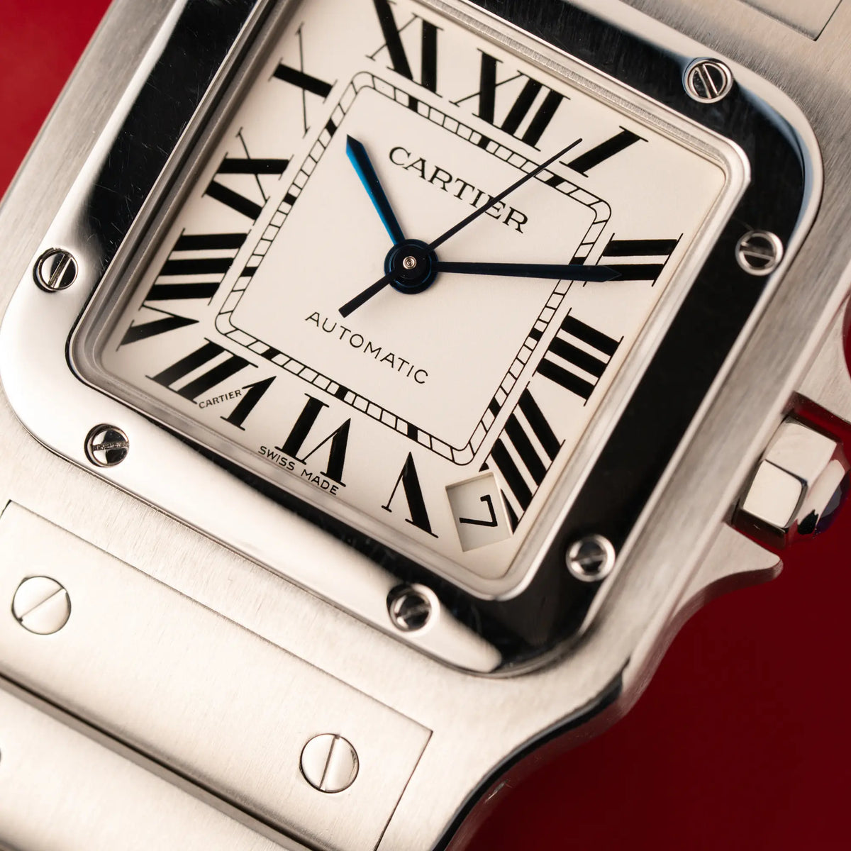 Makroaufnahme der Cartier Santos Galbée 2823 in Edelstahl mit weißem Zifferblatt mit Fokus auf dem Datumsfenster