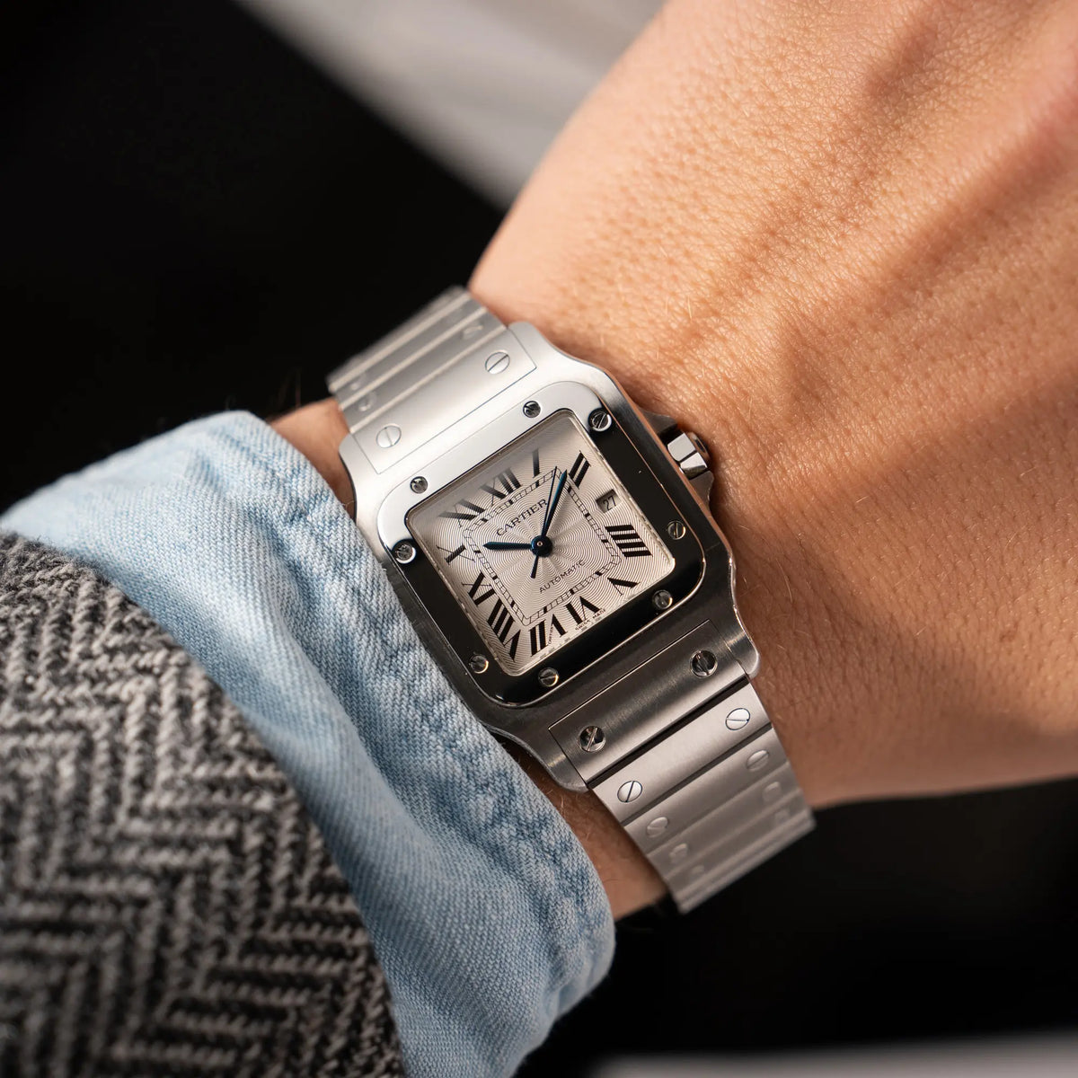 Wristshot mit der Cartier Santos Galbée 2913 in Edelstahl mit weiß-silbernem Zifferblatt am Stahlband mit der klassischen Cartier-Schrauben-Optik