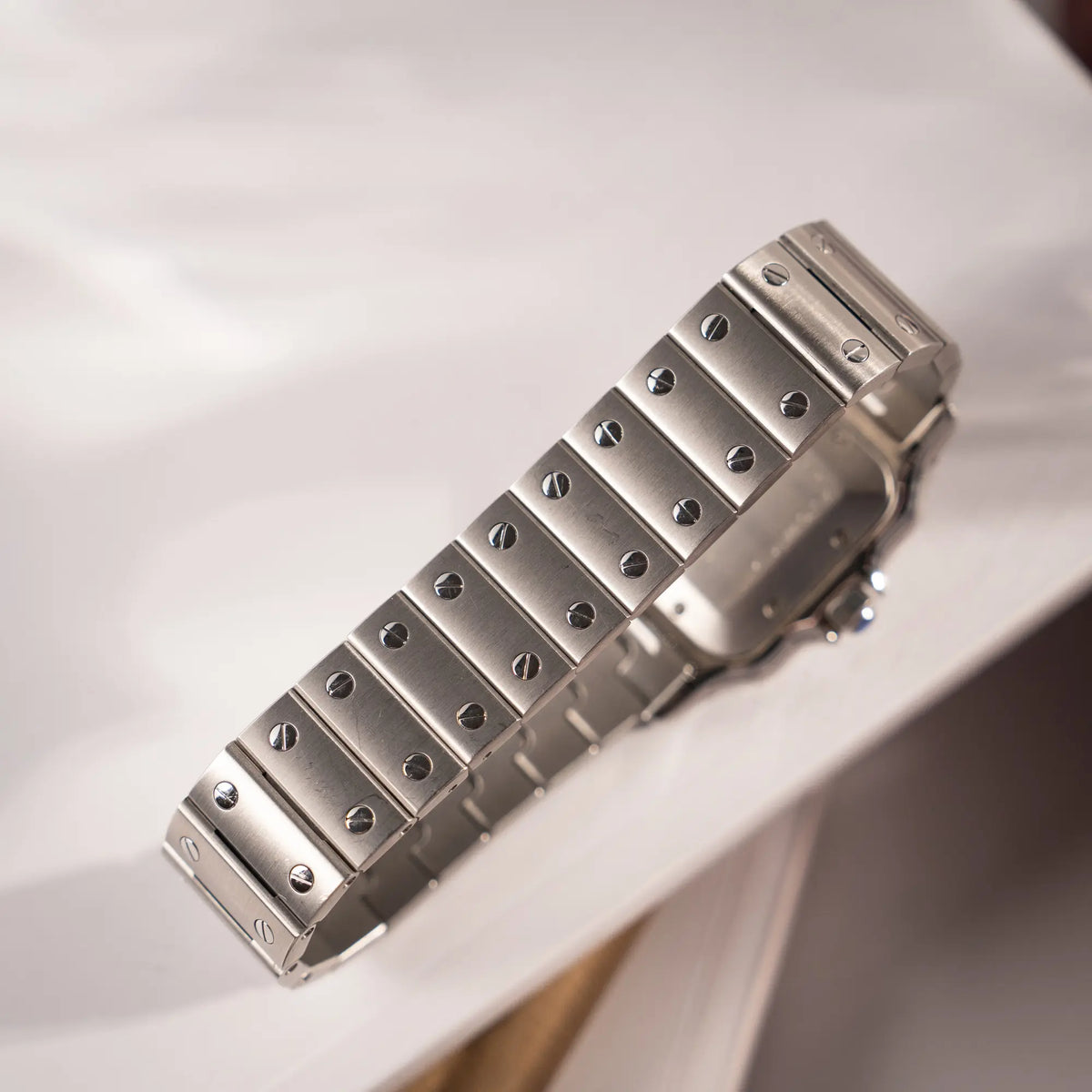 Details des Armbands der Cartier Santos Galbée 2913 in Edelstahl mit weiß-silbernem Zifferblatt am Stahlband mit der klassischen Cartier-Schrauben-Optik