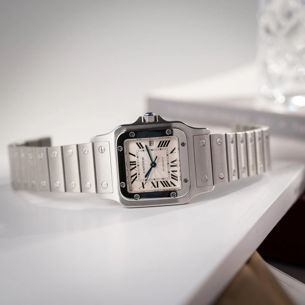 Cartier Santos Galbée 2913 in Edelstahl mit weiß-silbernem Zifferblatt am Stahlband mit der klassischen Cartier-Schrauben-Optik und geöffneter Schliesse