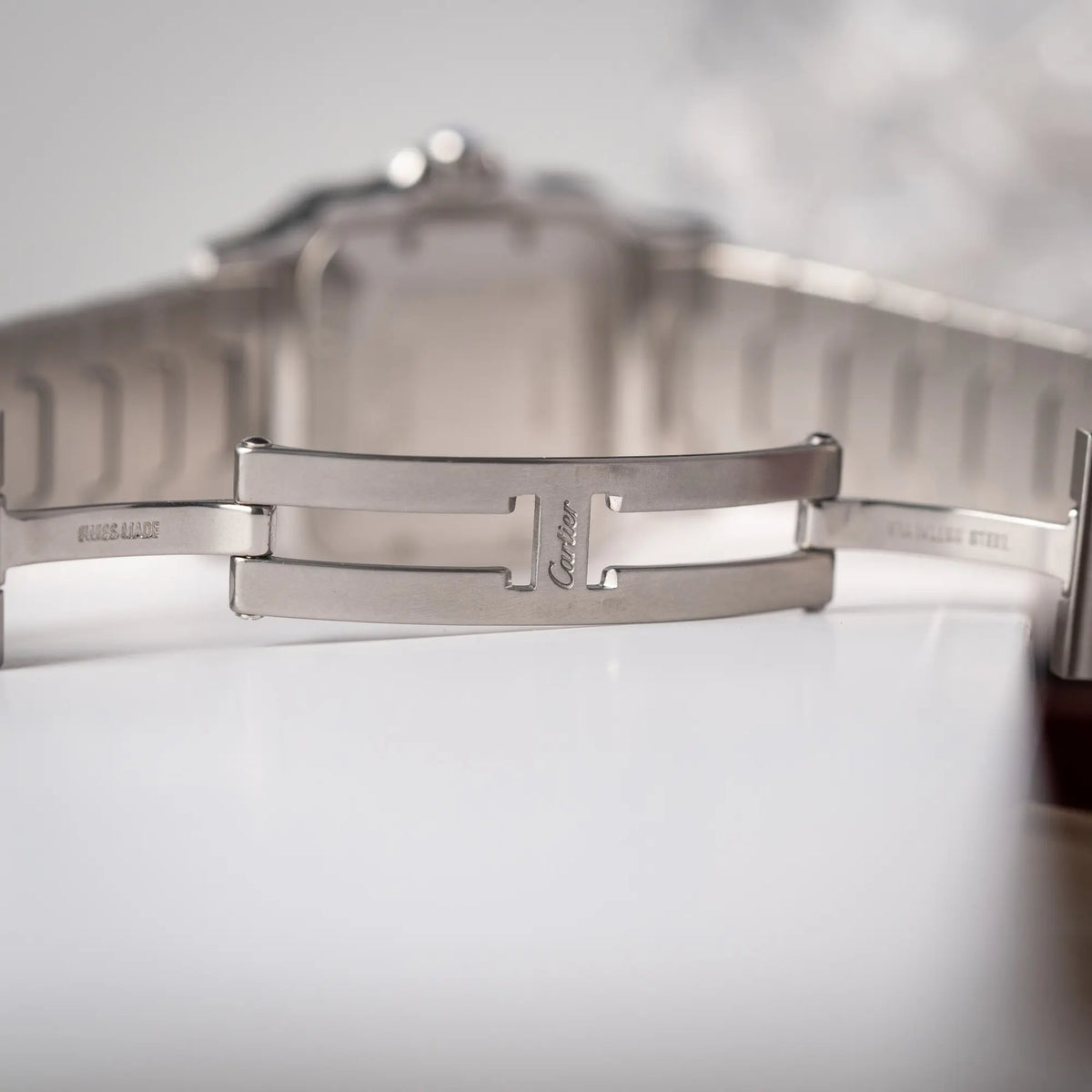 Detailaufnahme der geöffneten Doppelfaltschliesse der Cartier Santos Galbée 2913 in Edelstahl mit weiß-silbernem Zifferblatt am Stahlband mit der klassischen Cartier-Schrauben-Optik