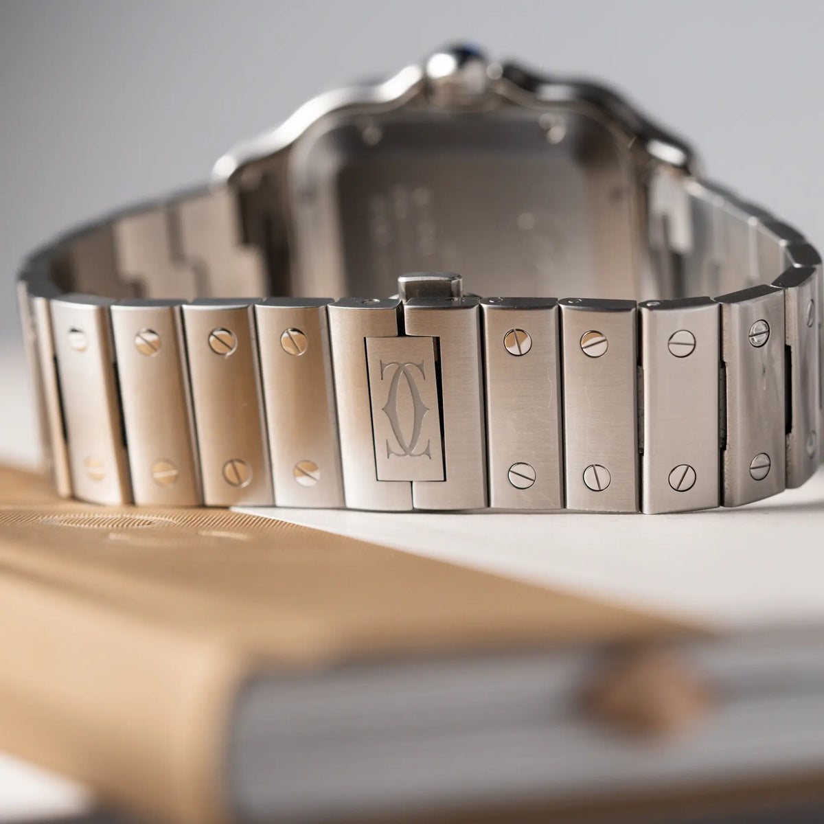Detailaufnahme der Cartier Santos de Cartier als großes Modell der Referenz WSA0018 zeigt das originale Edelstahl-Armband mit  den typischen polierten Schraubenköpfen auf jedem Glied 