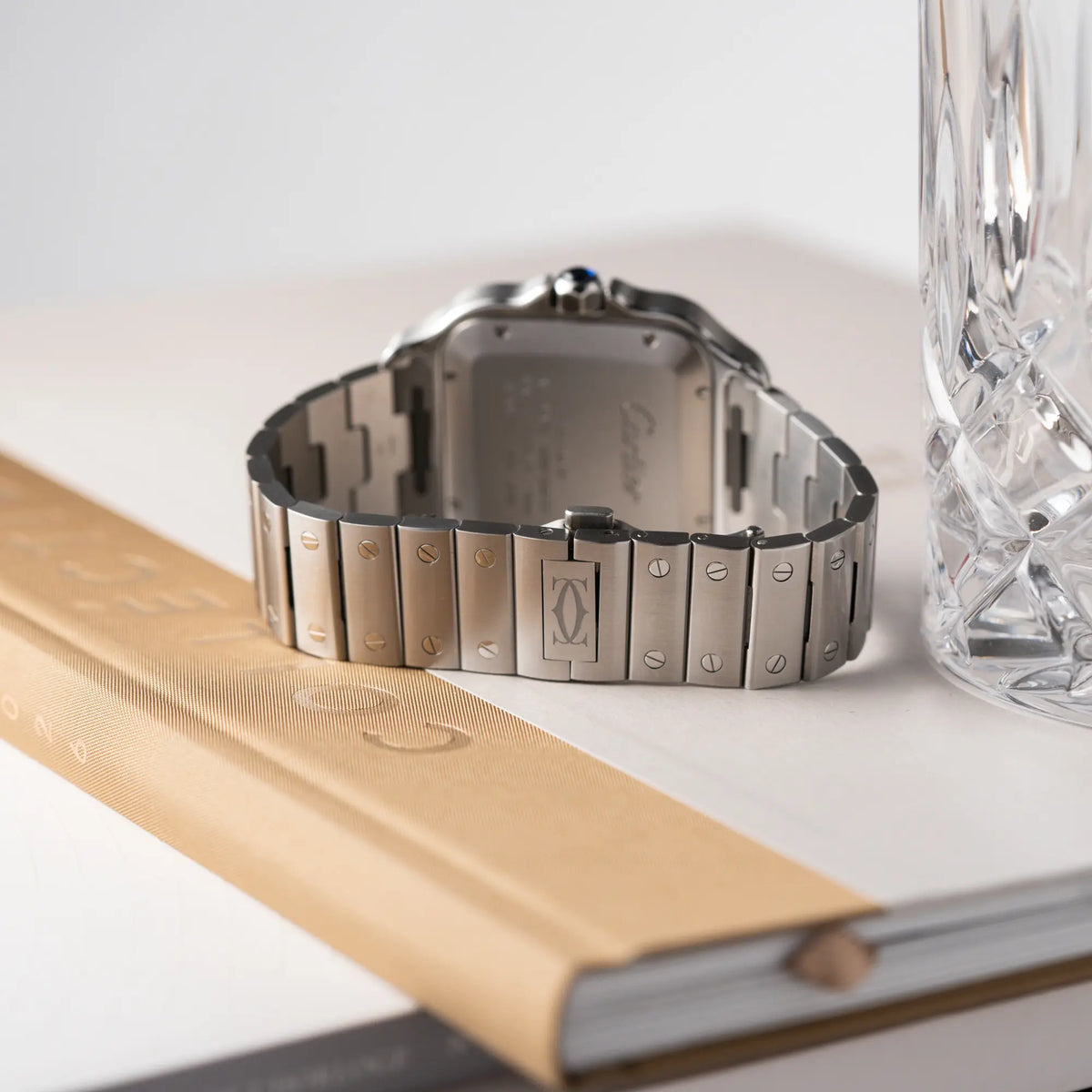 Produktfotografie der Cartier Santos de Cartier als großes Modell der Referenz WSA0018 zeigt das originale Edelstahl-Armband mit  den typischen polierten Schraubenköpfen auf jedem Glied 