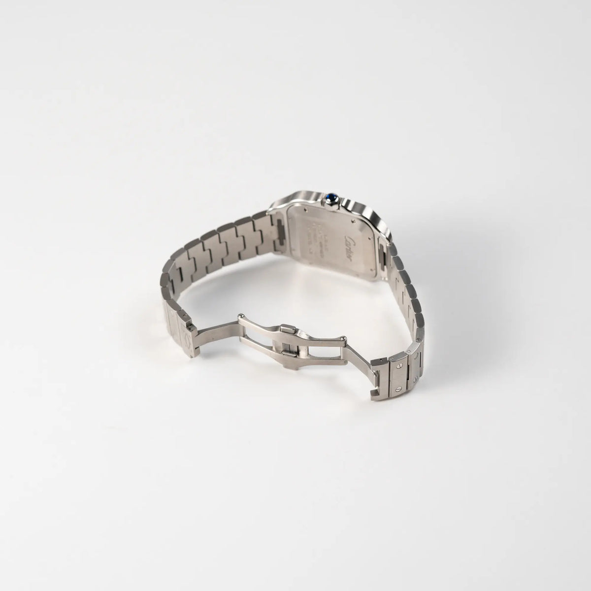 Geöffnete Schmetterlings-Faltschliesse der Cartier Santos de Cartier als großes Modell der Referenz WSA0018 mit dem klassischen weißen Zifferblatt und römischen Indizes