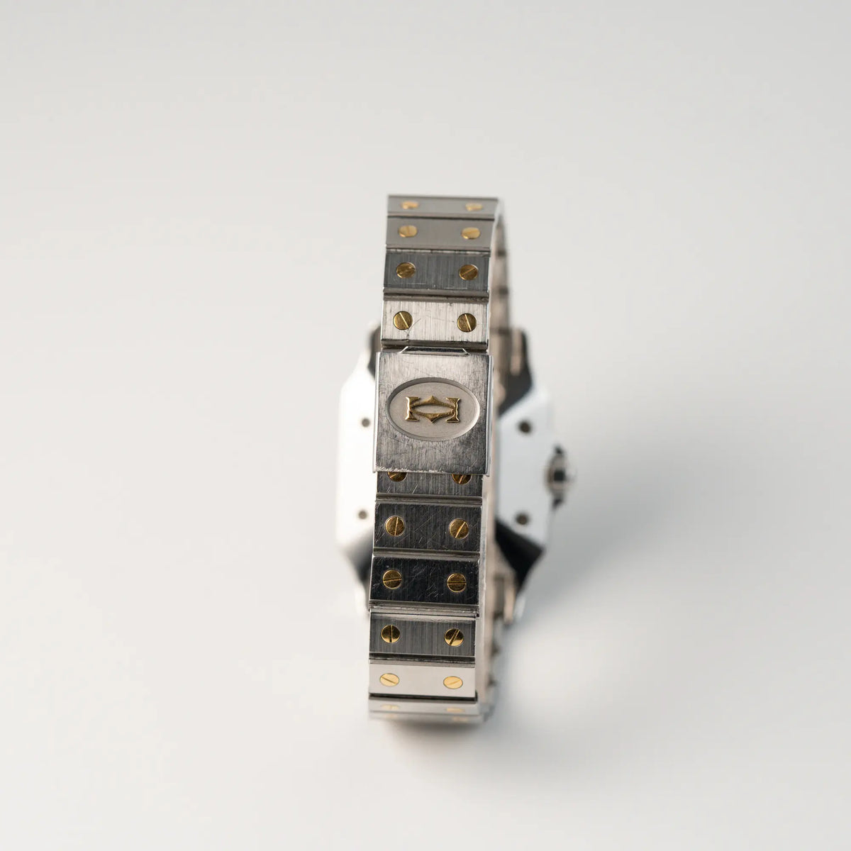 Rückseite der Cartier Santos Carree 2961 in Stahl-Gold aus 1987 mit Blick auf das Band und die Faltschliesse