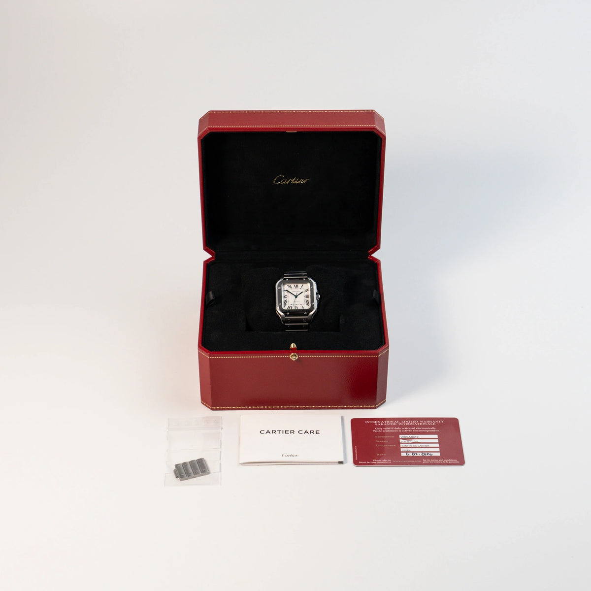 Cartier Santos Medium mit dem klassischen weißen Zifferblatt mit römischen Indizes zusammen mit dem Lieferumfang, bestehend aus Box, Papieren und alle Bandflieder