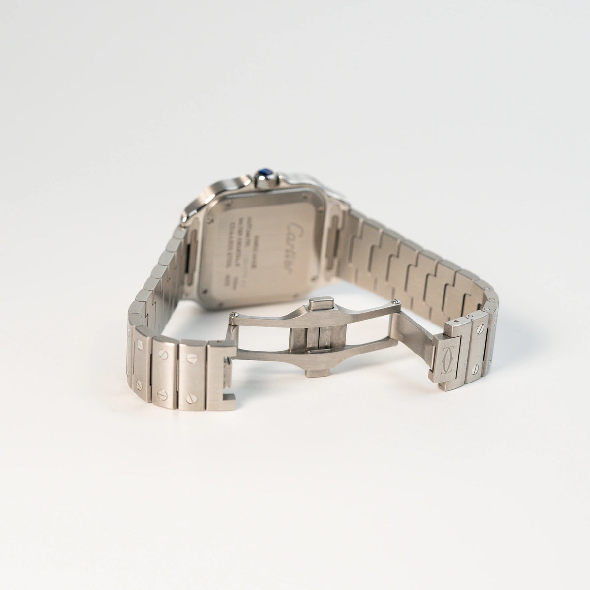 Geöffnete Faltschliesse der Cartier Santos Medium mit dem klassischen weißen Zifferblatt mit römischen Indizes