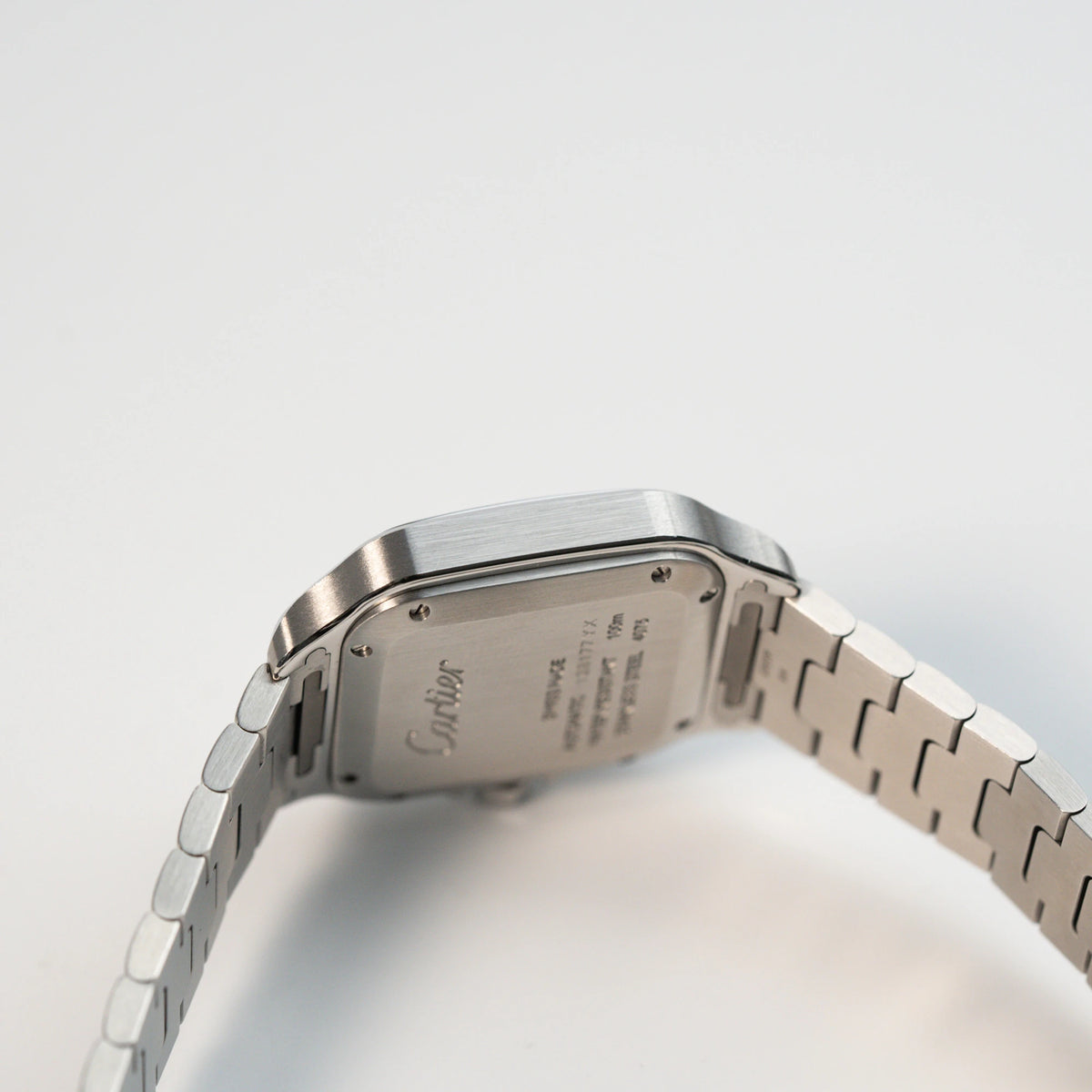 Seitliches Gehäuse der Cartier Santos Medium mit dem klassischen weißen Zifferblatt mit römischen Indizes