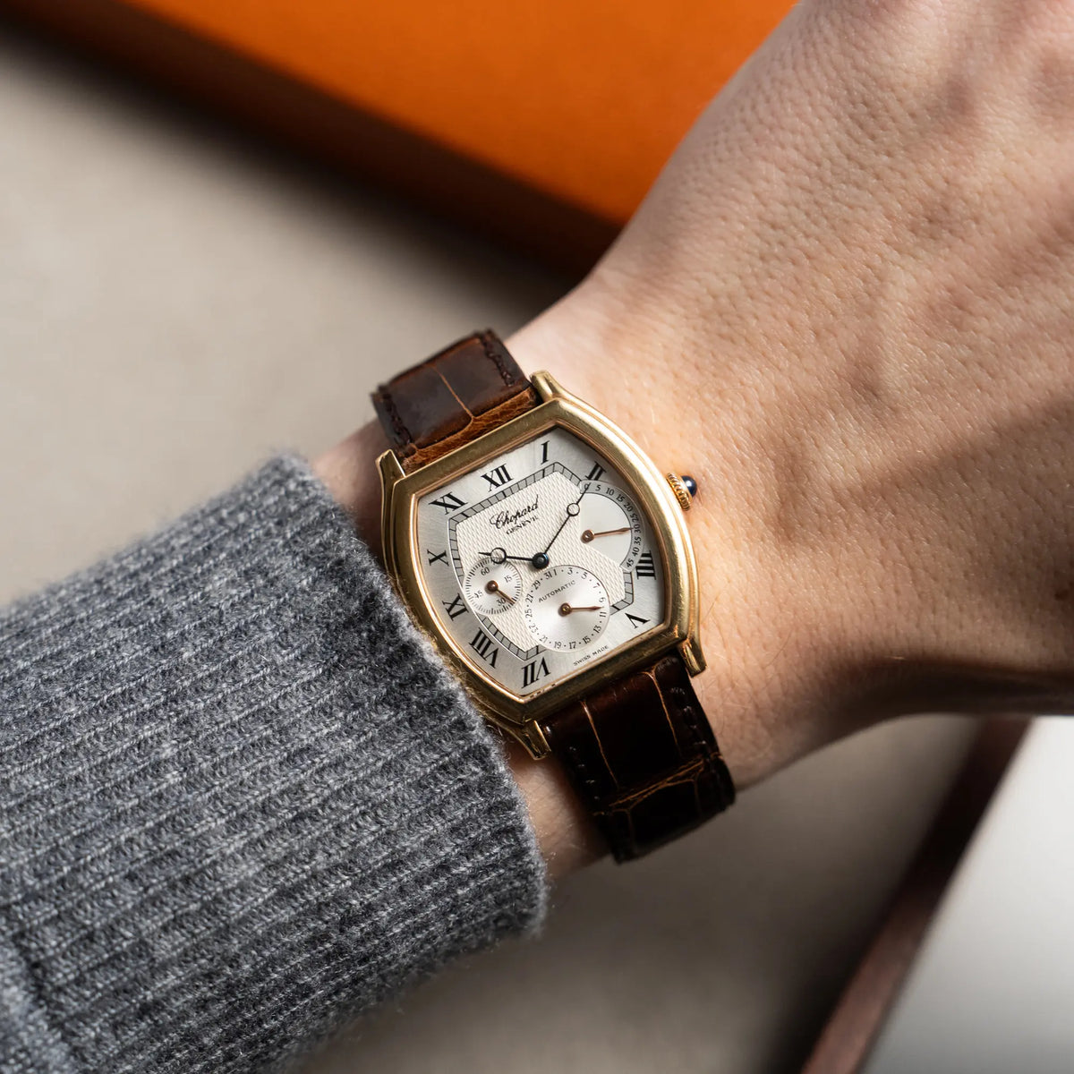 Mann trägt die Chopard Tonneau Powerreserve 2248 mit Gehäuse aus 18k Roségold an seinem Handgelenk