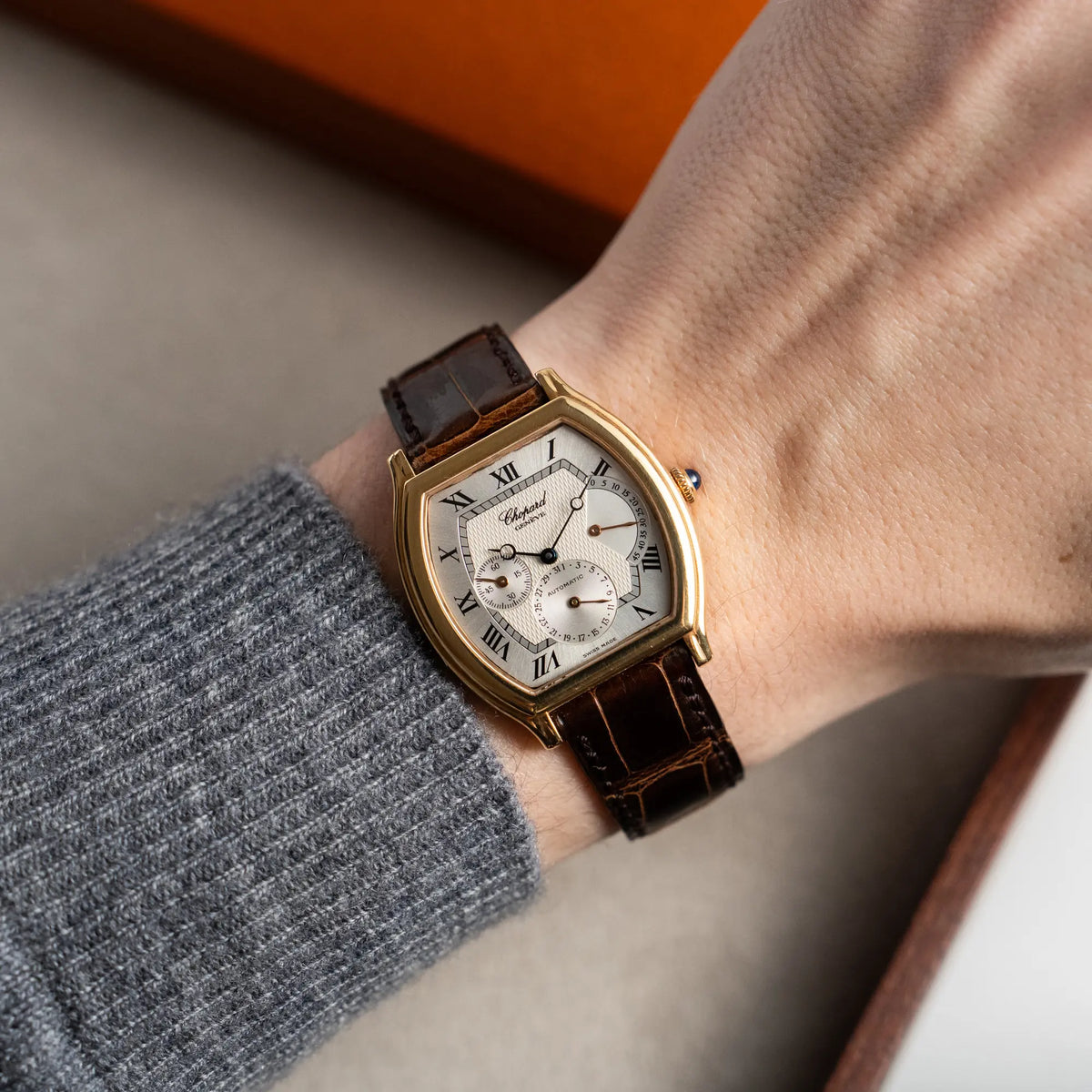 Chopard Tonneau Powerreserve 2248 mit Gehäuse aus 18k Roségold an Männerhandgelenk für Wristshot