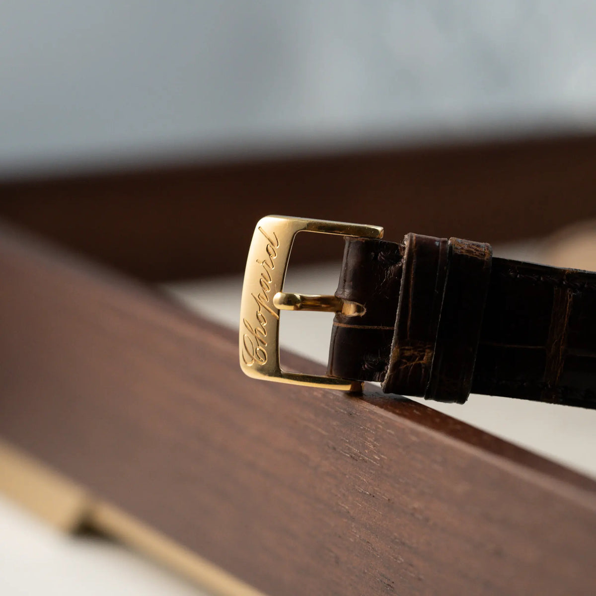 Detailaufnahme der originalen Dornschliesse von der Chopard Tonneau Powerreserve 2248 mit Gehäuse aus 18k Roségold