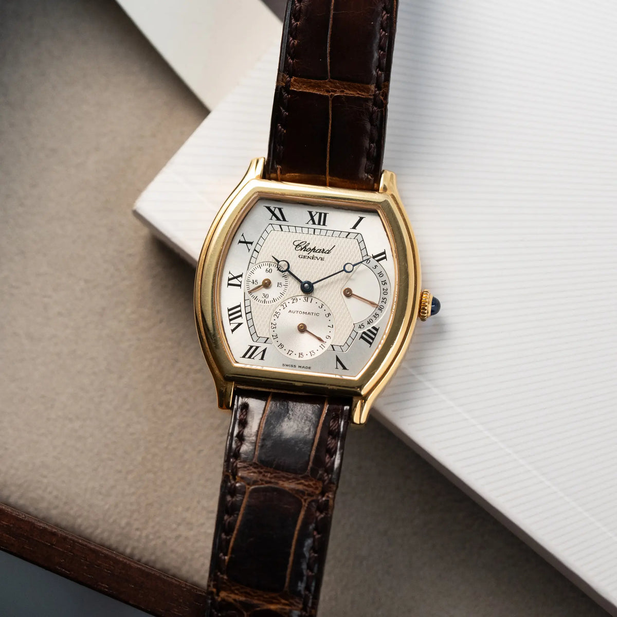 Produktfotografie Chopard Tonneau Powerreserve 2248 mit Gehäuse aus 18k Roségold als Titelbild für die Uhr