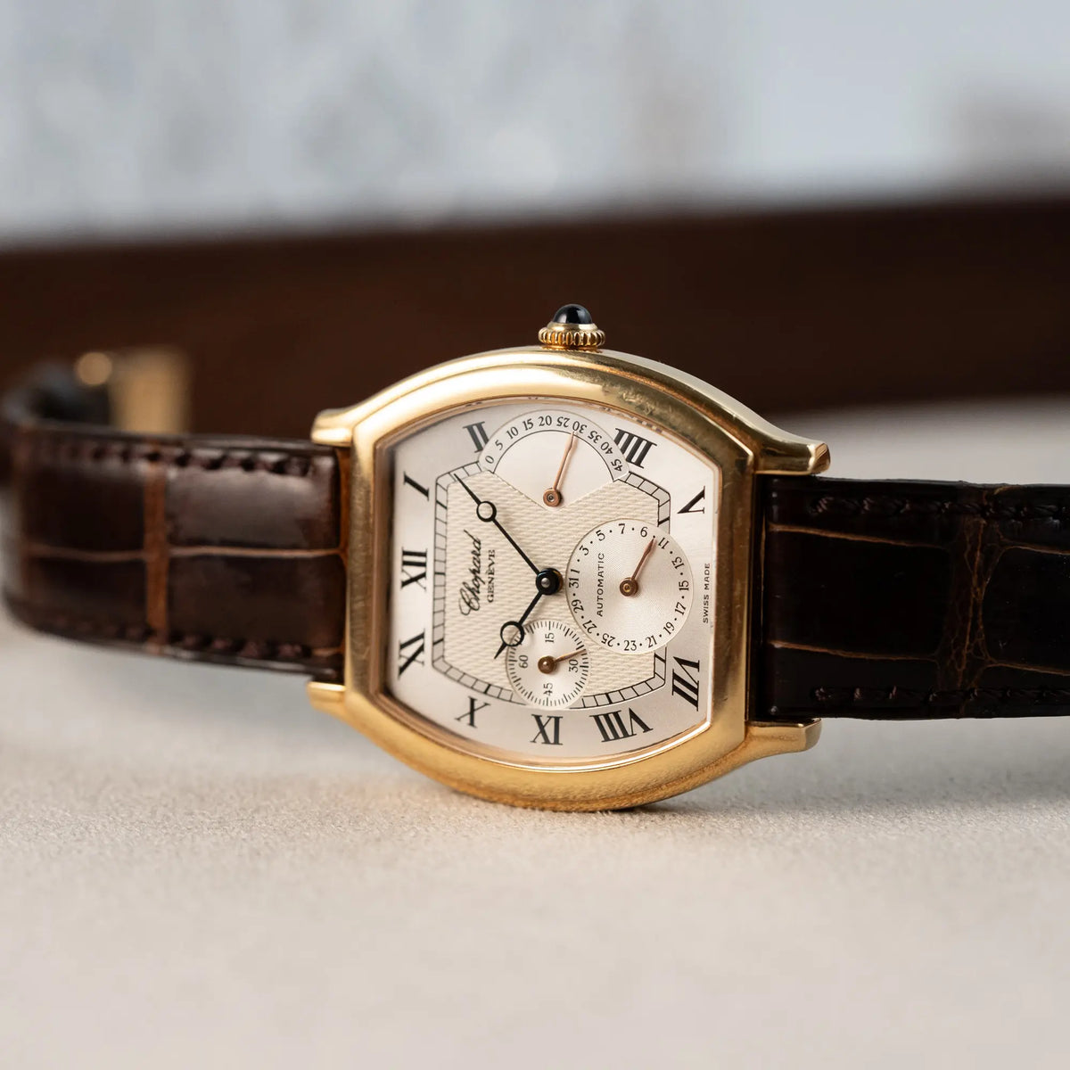 Detailaufnahme der Chopard Tonneau Powerreserve 2248 mit Gehäuse aus 18k Roségold