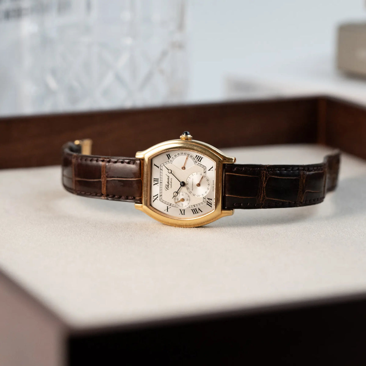 Produktfoto der Chopard Tonneau Powerreserve 2248 mit Gehäuse aus 18k Roségold auf Juwelierstablet
