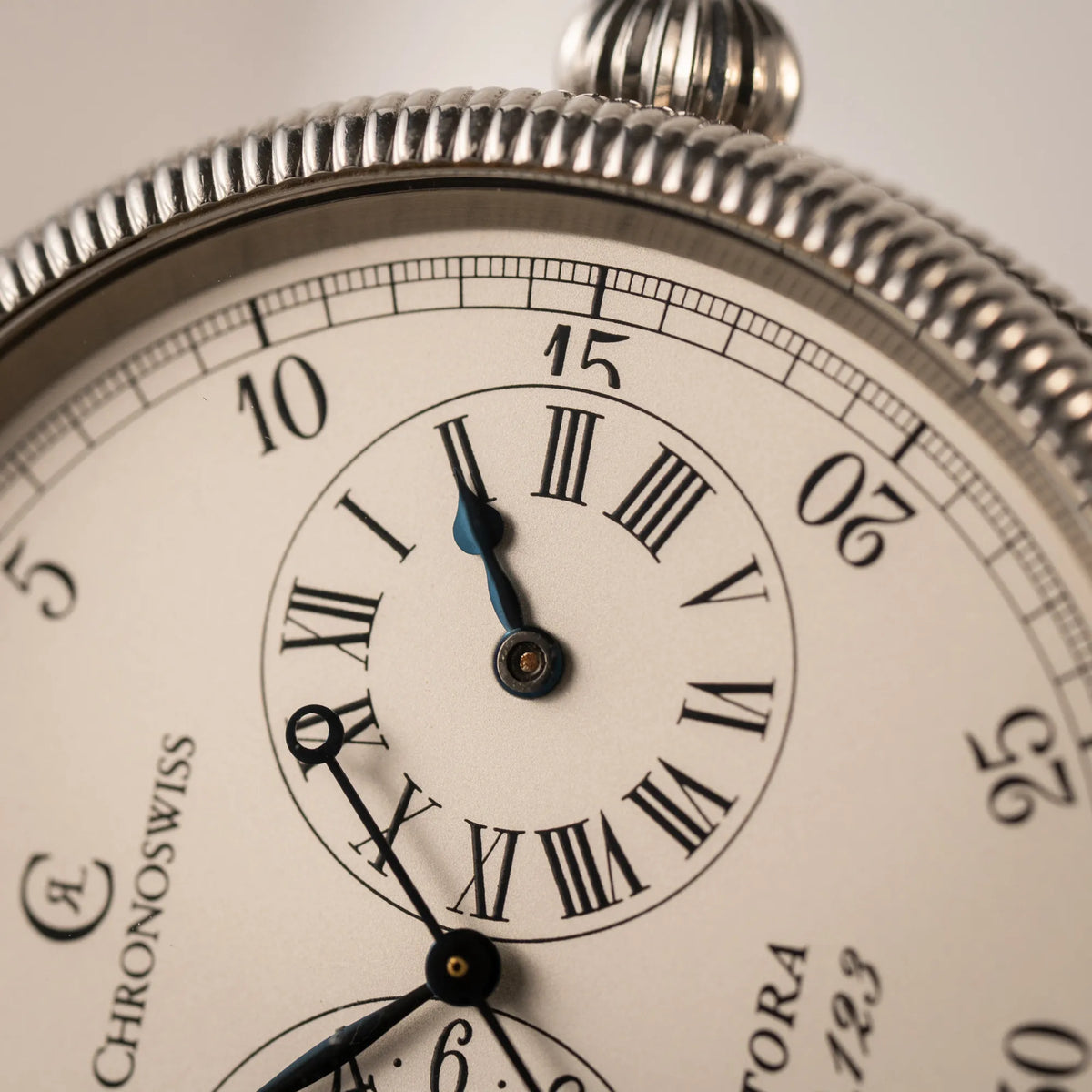 Detailaufnahme des Sub-Dials bei 3 Uhr von der Chronoswiss Regulator Tora C123 mit weißem Zifferblatt mit zwei symmetrisch angeordneten Hilfszifferblättern mit römischen Indizes