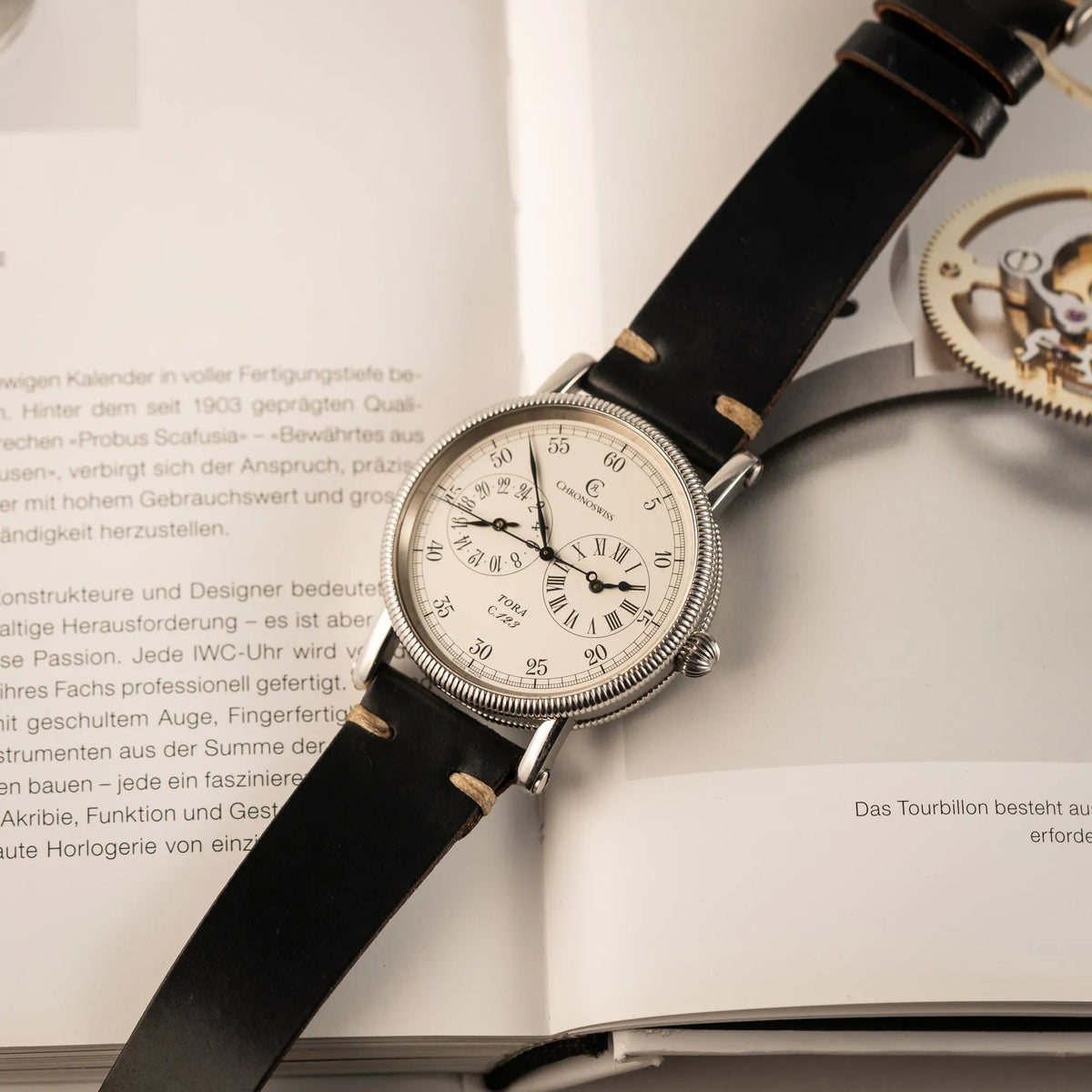 Produktfotgrafie der Chronoswiss Regulator Tora C123 mit weißem Zifferblatt mit zwei symmetrisch angeordneten Hilfszifferblättern mit römischen Indizes