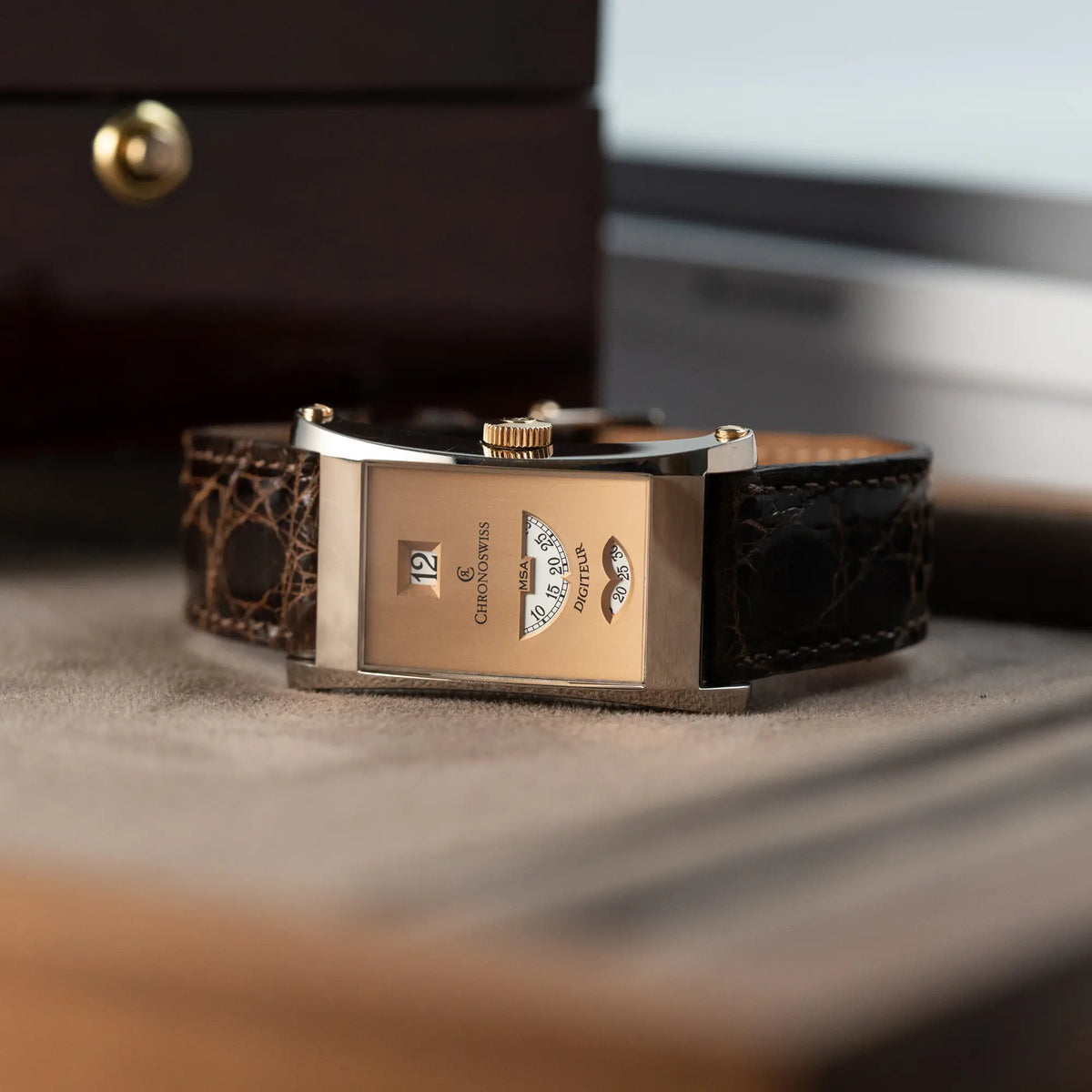 Produktfotografie der limitierten Chronoswiss Digiteur Armbanduhr in einem Weißgold-Gehäuse mit Rotgold-Zifferblatt