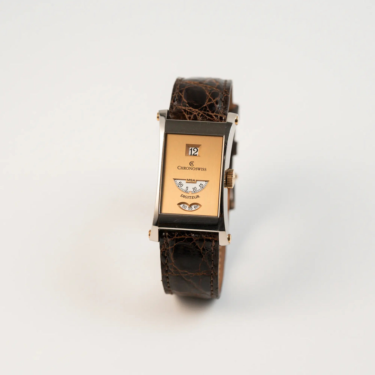 Leicht schräge Ansicht der limitierten Chronoswiss Digiteur Armbanduhr in einem Weißgold-Gehäuse mit Rotgold-Zifferblatt