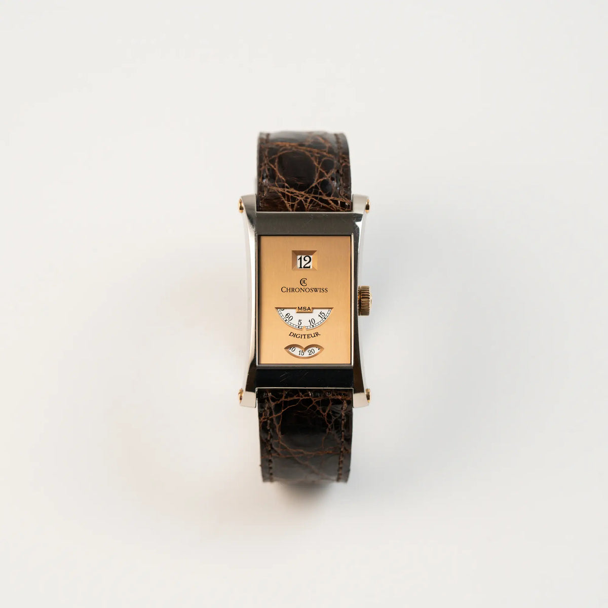 Frontale Ansicht der limitierten Chronoswiss Digiteur Armbanduhr in einem Weißgold-Gehäuse mit Rotgold-Zifferblatt