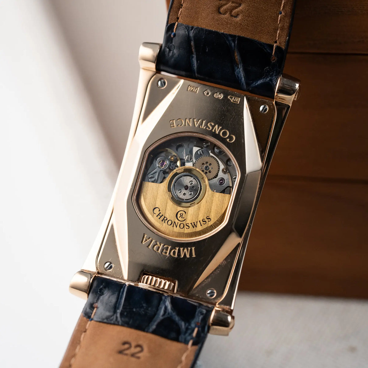 Produktfotografie des Gehäusebodens der Chronoswiss Imperia CH20671R mit 18k Gelbgold-Gehäuse
