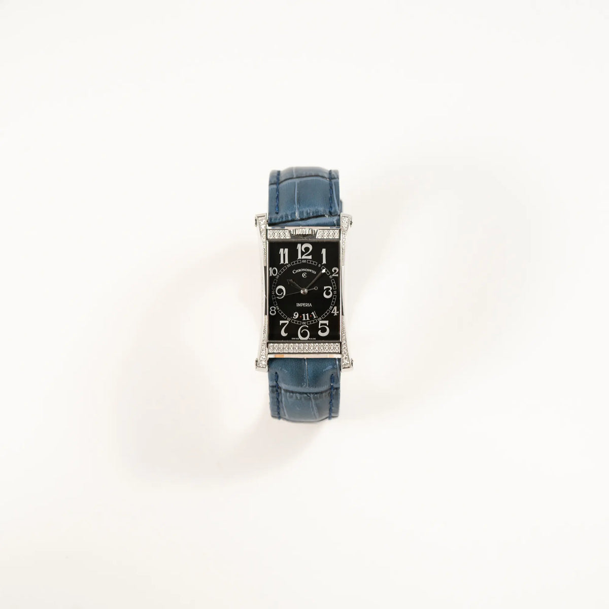 Frontale Ansicht der Chronoswiss Imperia Constanze mit diamantbesetzten-Stahlgehäuse mit schwarzem Zifferblatt an einem petrol-blauem Lederband