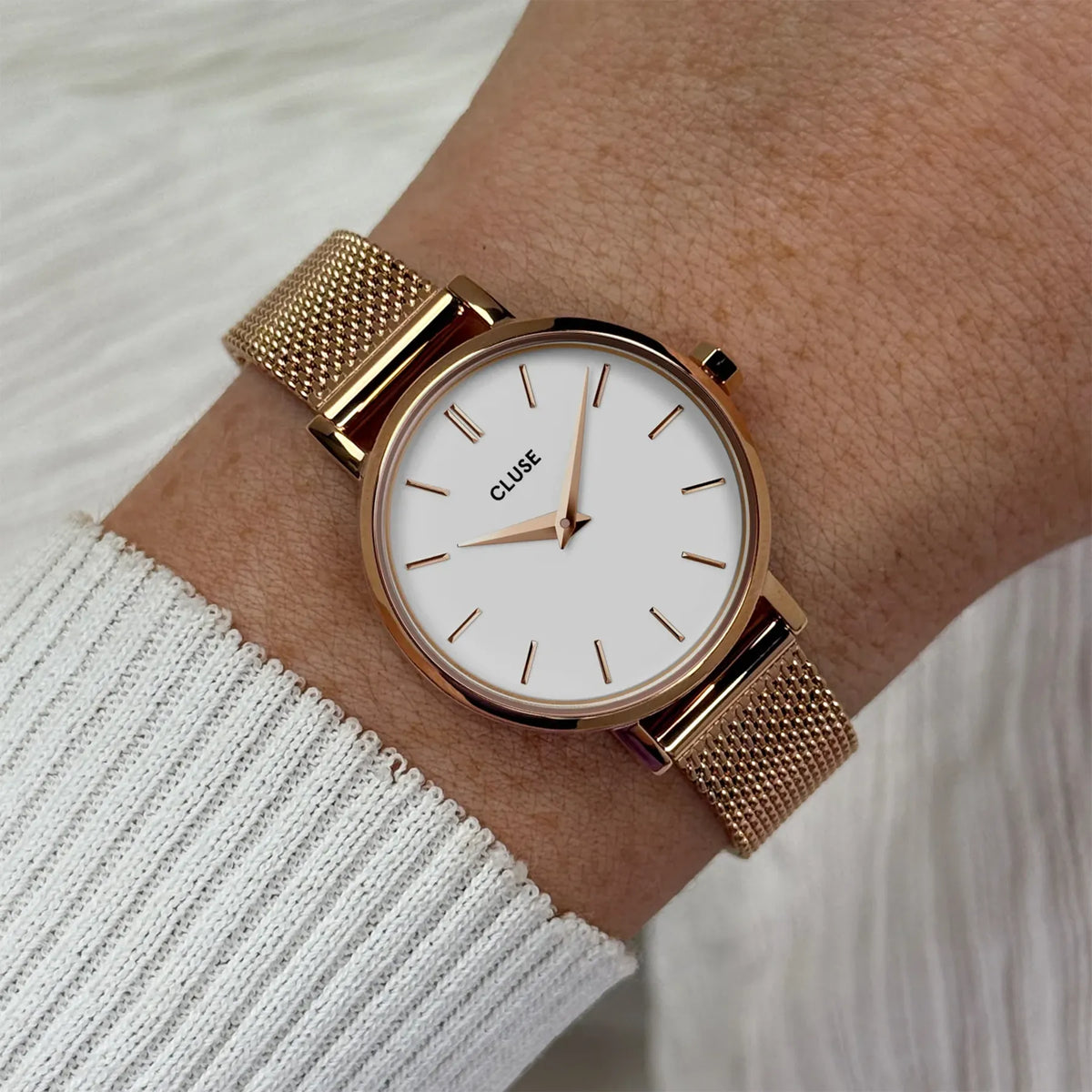 Wristshot mit der roségoldfarbenen Cluse Damenuhr Boho Chic der Referenz CW0101211003 mit weißem Zifferblatt an einem roségoldfarbenem Mesh-Armband