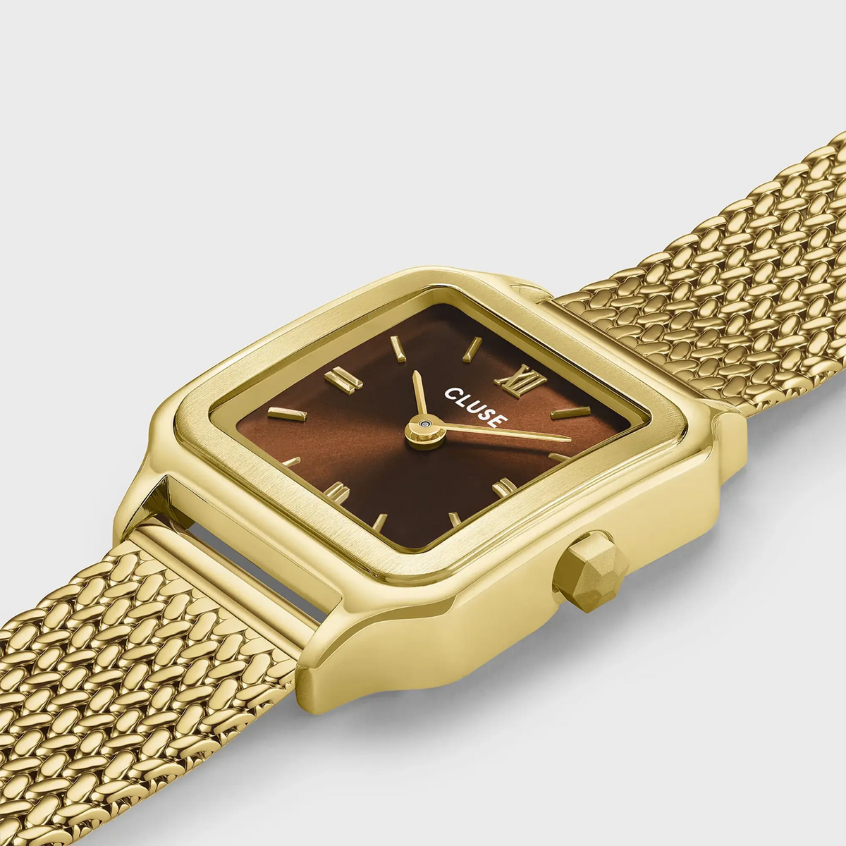 Detailansicht der goldfarbenen Cluse Gracieuse Petite Damenuhr CW11830  mit braunem Sonnenschliff-Zifferblatt am Mesh-Armband