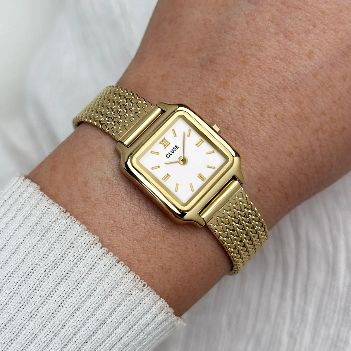 Wristshot mit der goldfarbenen Cluse Gracieuse Mini Damenuhr CW15509  mit weißem Zifferblatt am Mesh-Armband