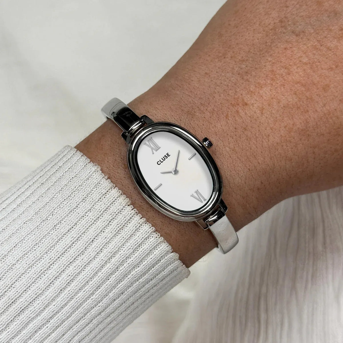Wristshot mit der Frontale Ansicht der silberfarbenen Cluse  L'Ovale CW16102 Damenuhr mit weißem Zifferblatt