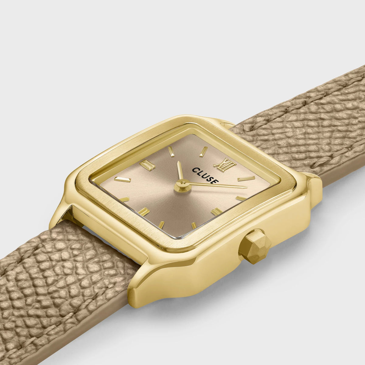 Leicht schräge Ansicht der der goldfarbenen Cluse Gracieuse Petite Damenuhr mit rechteckigem Gehäuse und beigem/bronze-farbenem  Zifferblatt an einem Doppel-Armband aus Leder im gleichen Farbton wie das Zifferblatt