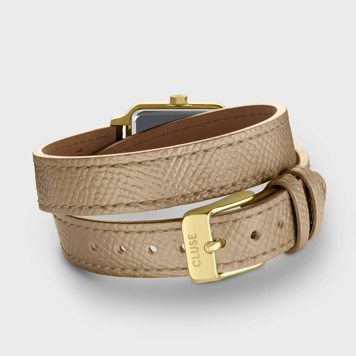 Blick auf das Band der goldfarbenen Cluse Gracieuse Petite Damenuhr mit rechteckigem Gehäuse und beigem/bronze-farbenem  Zifferblatt an einem Doppel-Armband aus Leder im gleichen Farbton wie das Zifferblatt