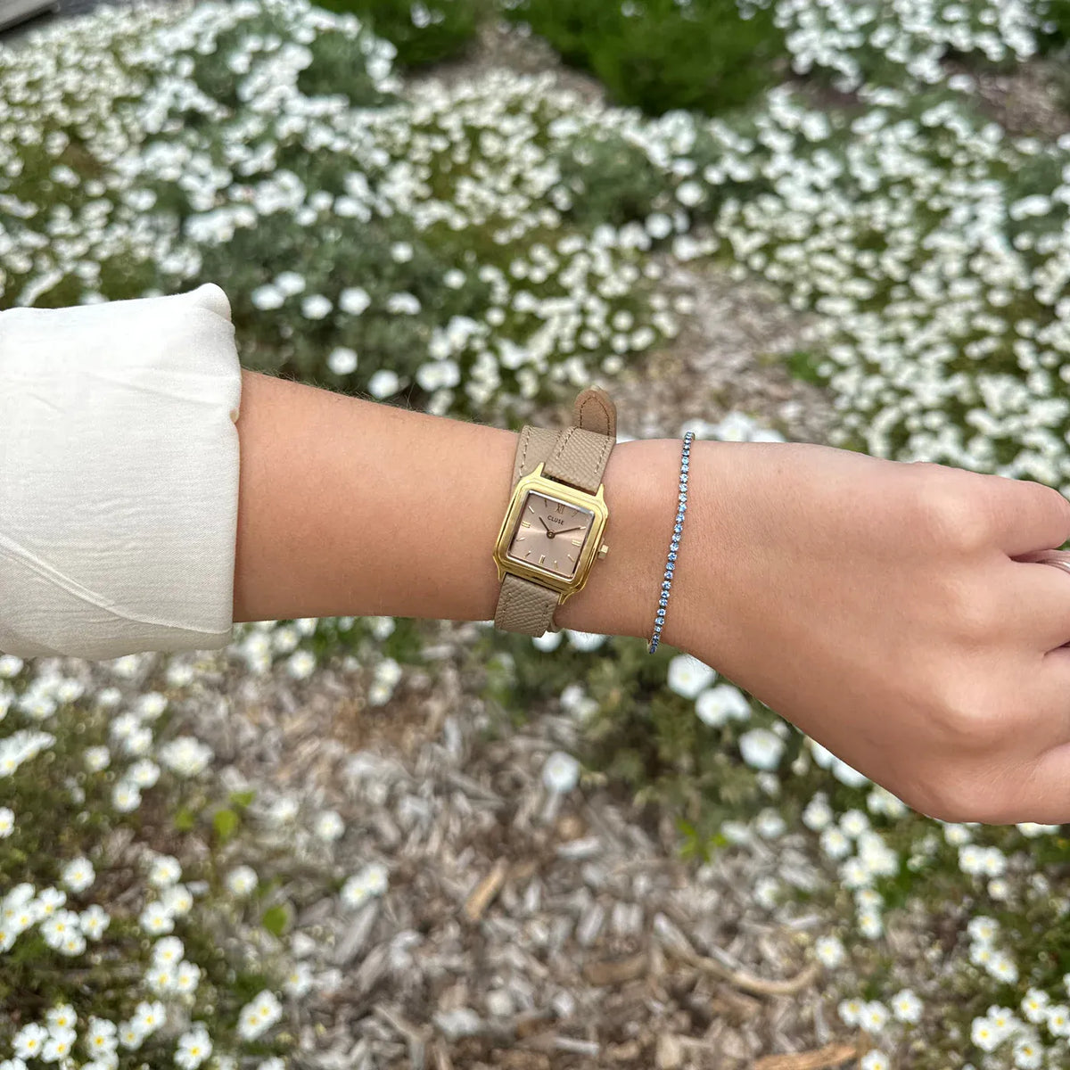 Wristshot mit der der goldfarbenen Cluse Gracieuse Petite Damenuhr mit rechteckigem Gehäuse und beigem/bronze-farbenem  Zifferblatt an einem Doppel-Armband aus Leder im gleichen Farbton wie das Zifferblatt