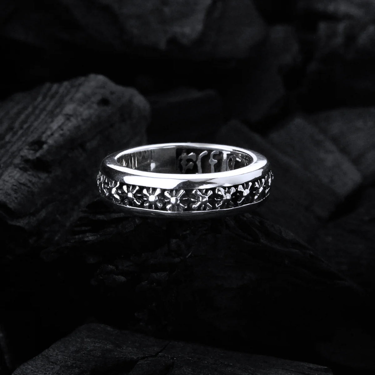 Elfcaft Silberrings mit durchgezogenem Morgenstern-Design als zentrales Design-Element vor schwarzem Hintergrund