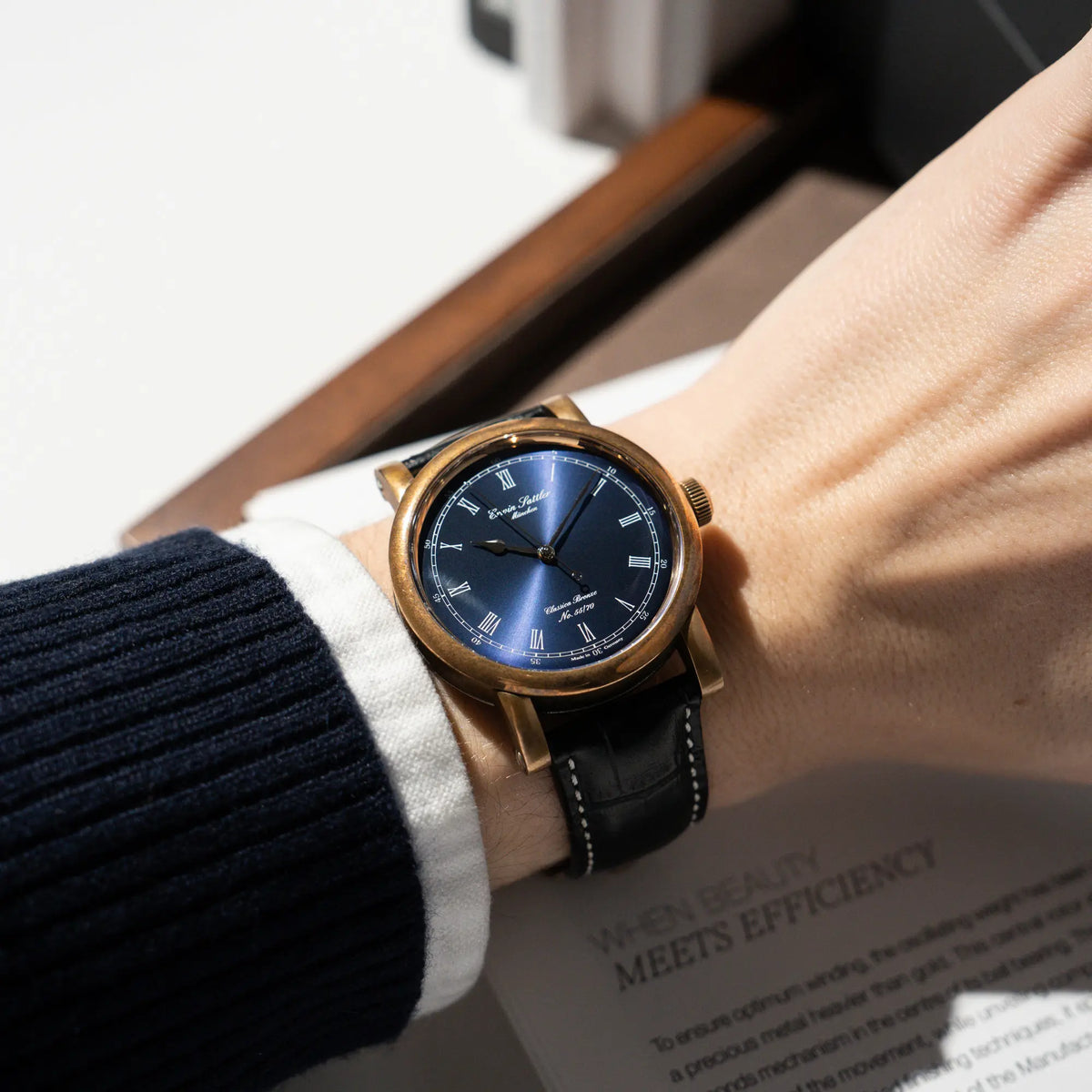 Wristshot mit der der limitierten Erwin Sattler Classica Armbanduhr in einem Bronze-Gehäuse mit blauem Zifferblatt