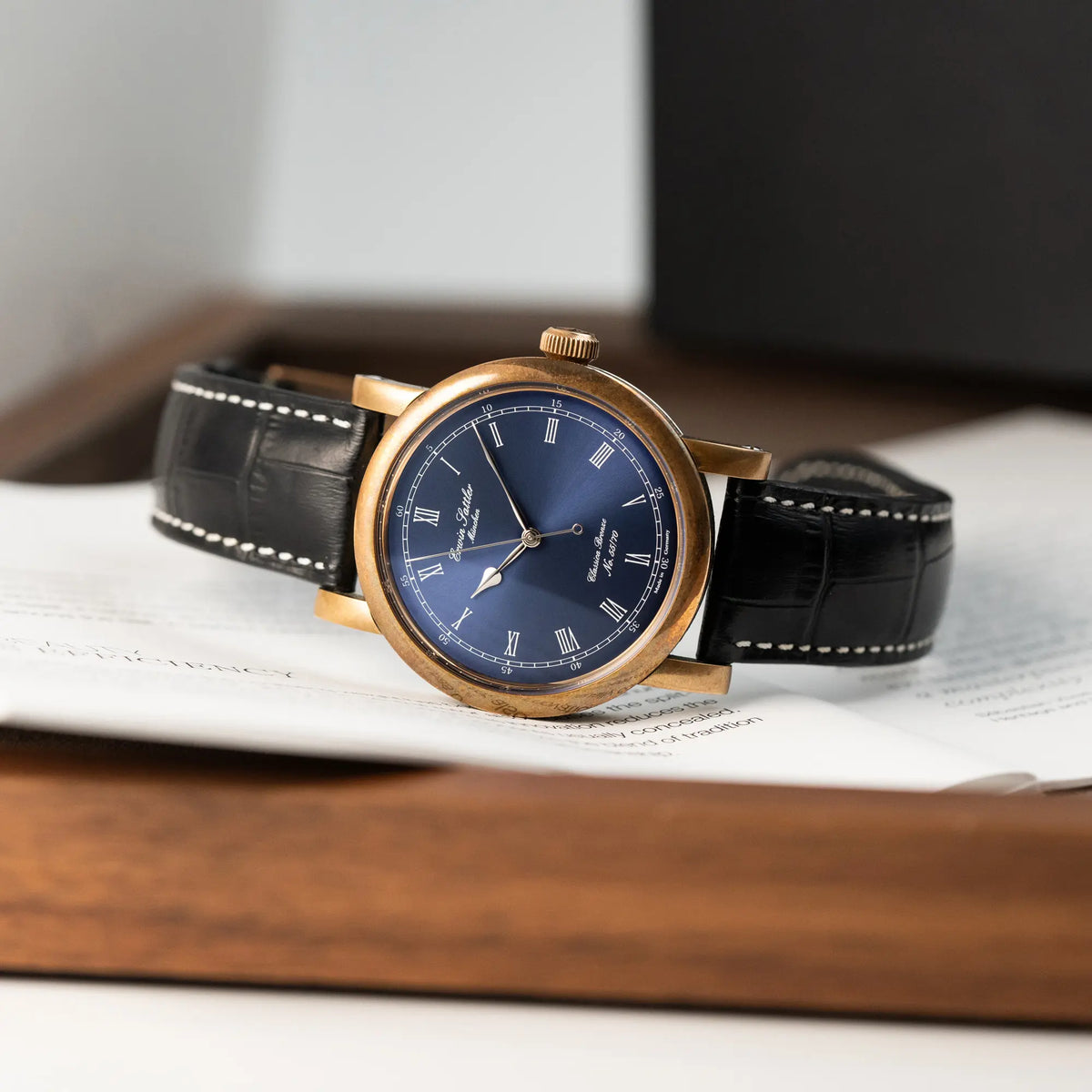 Produktfotografie der der limitierten Erwin Sattler Classica Armbanduhr in einem Bronze-Gehäuse mit blauem Zifferblatt