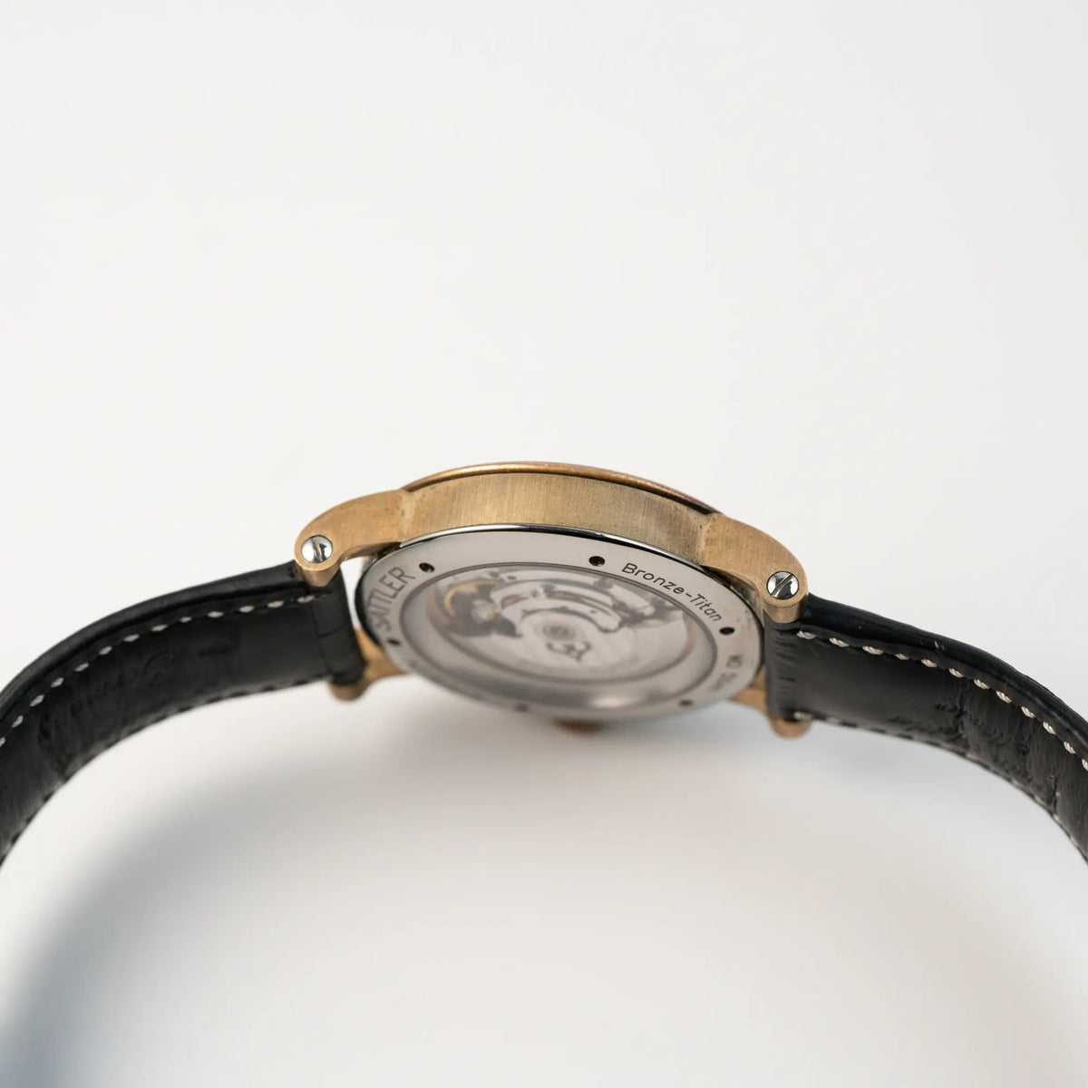Blick auf das seitliche Gehäuse der limitierten Erwin Sattler Classica Armbanduhr in einem Bronze-Gehäuse mit blauem Zifferblatt