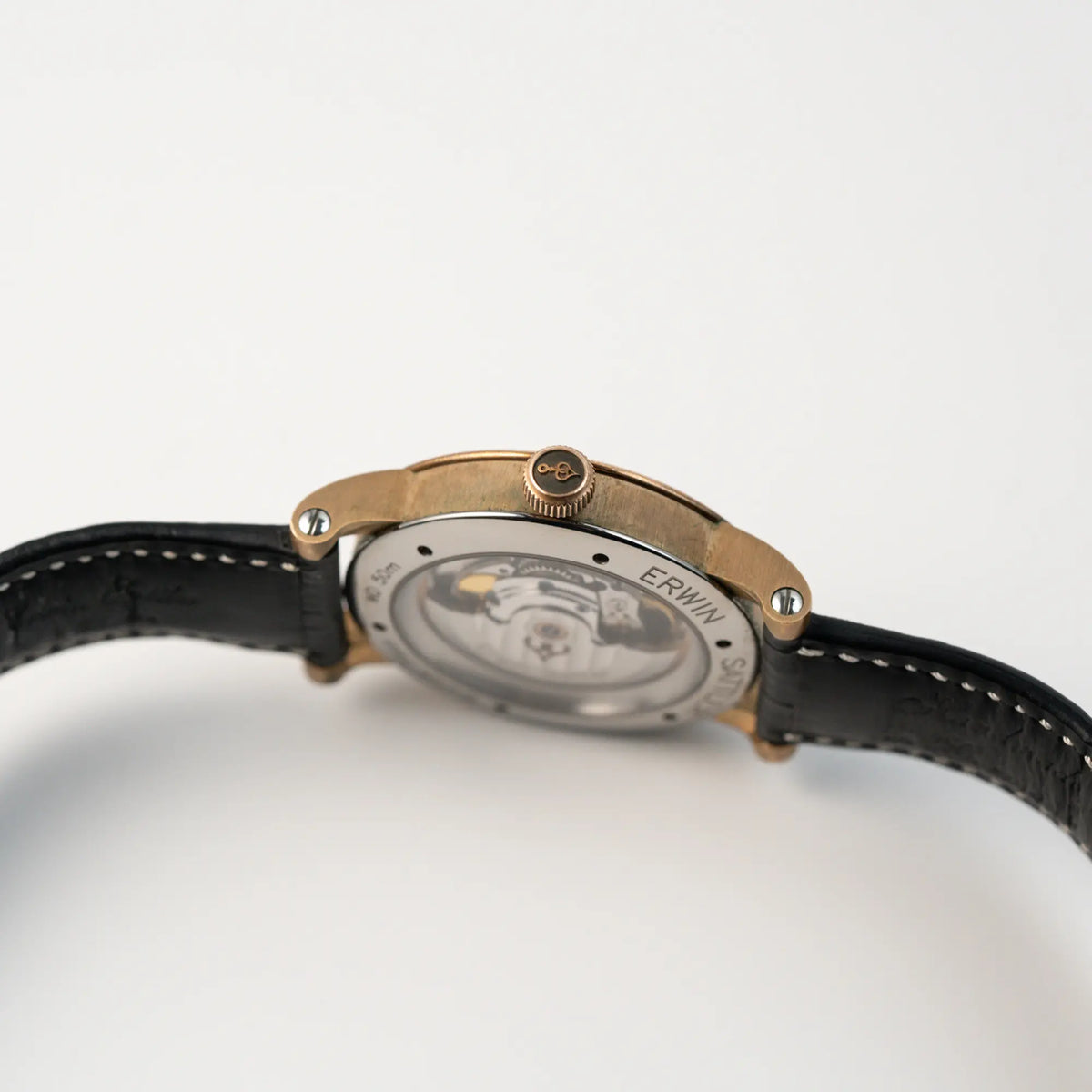 Blick auf das seitliche Gehäuse der limitierten Erwin Sattler Classica Armbanduhr in einem Bronze-Gehäuse mit blauem Zifferblatt mit Fokus auf der Aufzugskrone