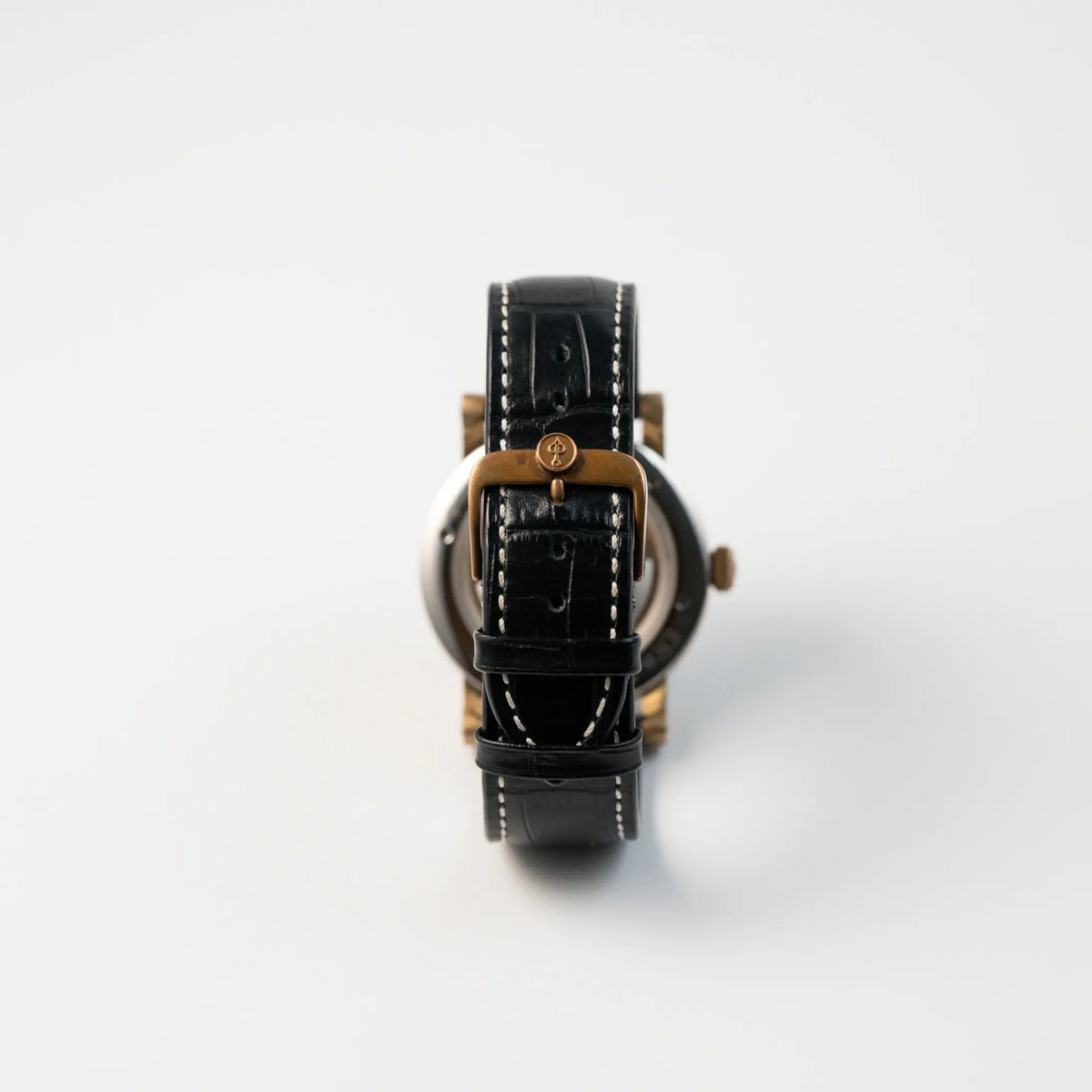 Blick auf das schwarze Lederarmband mit Bronze-Dornschliesse von der limitierten Erwin Sattler Classica Armbanduhr in einem Bronze-Gehäuse mit blauem Zifferblatt