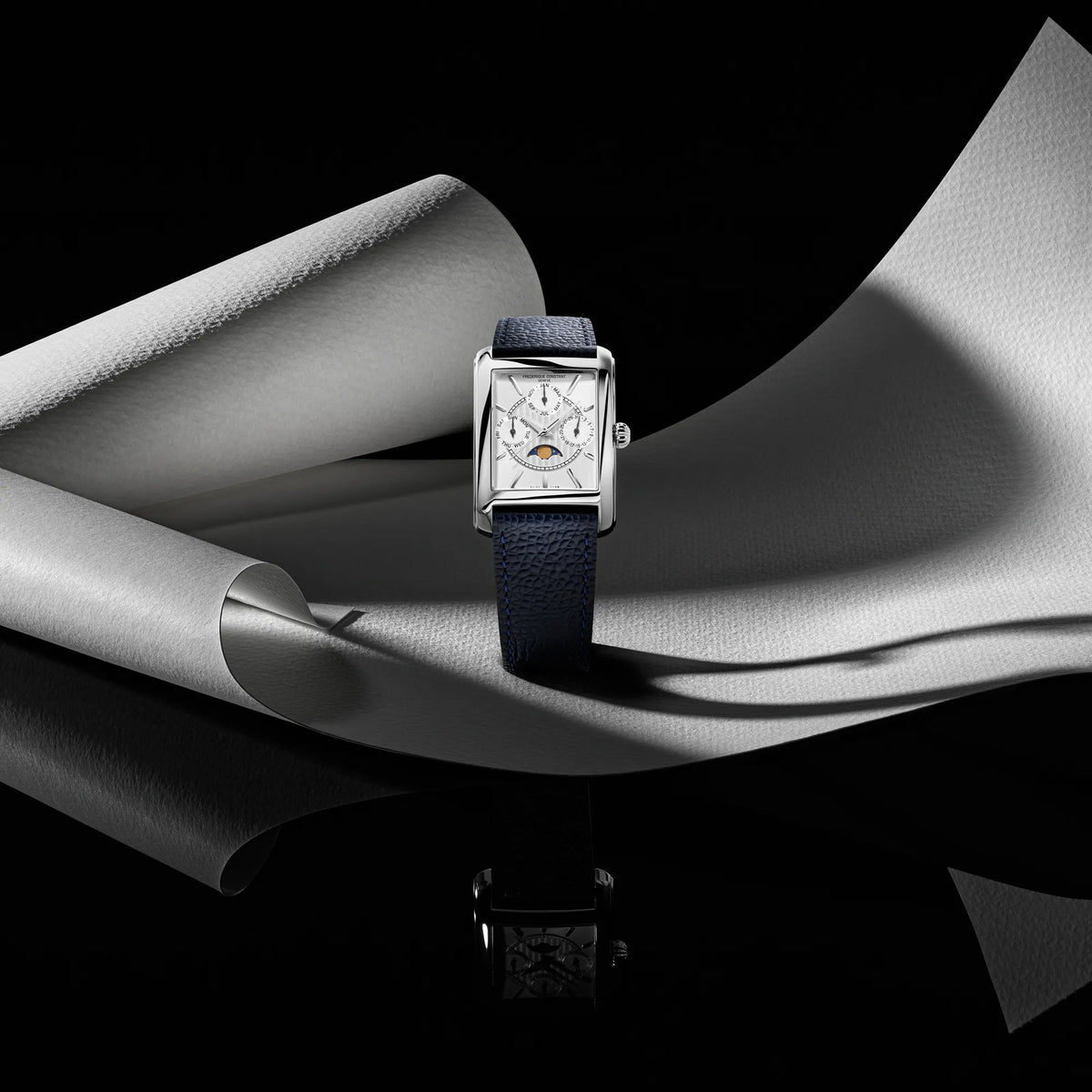 Produktfotografie der Frederique Constant    Classics Mondphase FC-265S4C6 mit eckigem Gehäuse am blauen Lederband